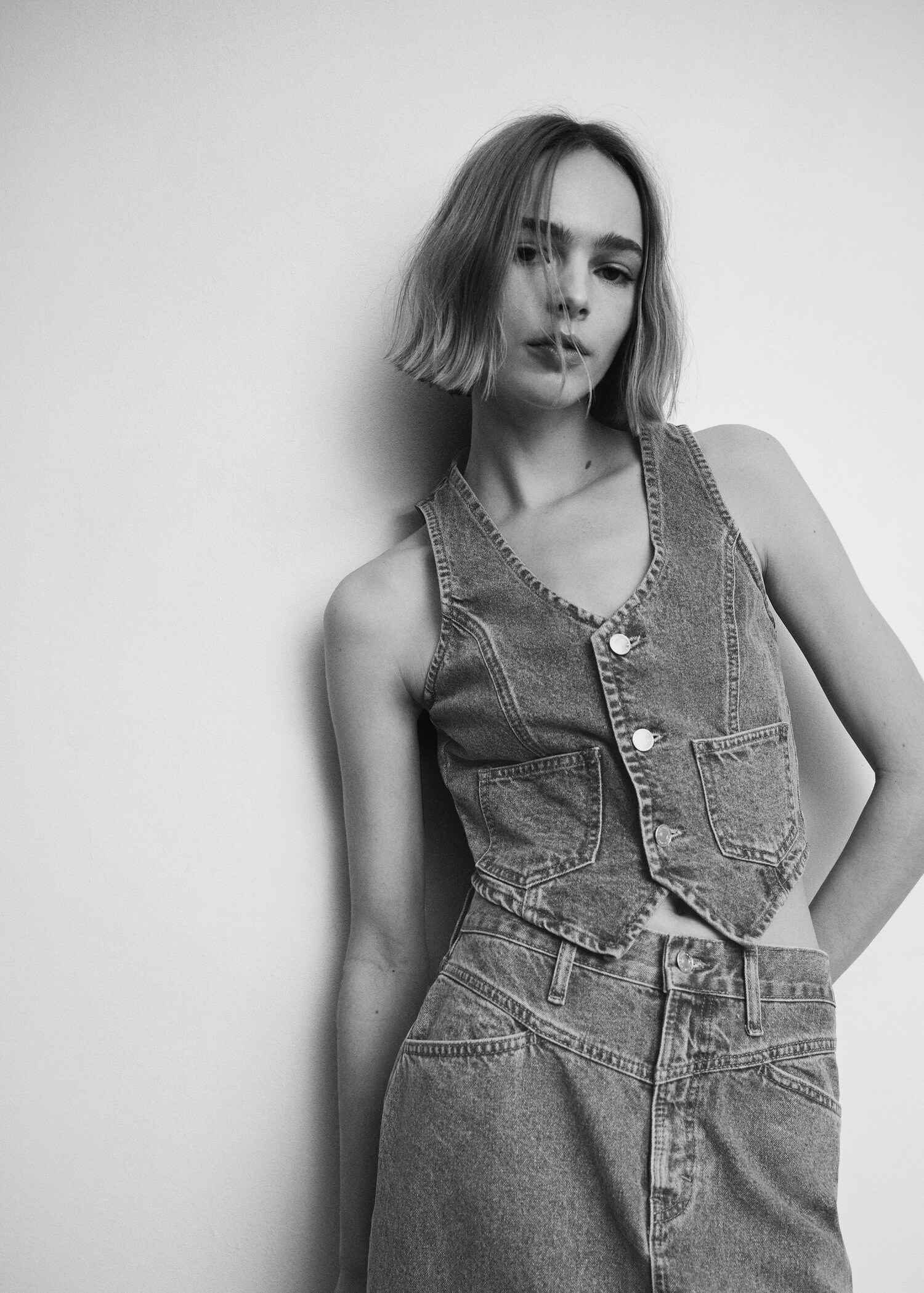 Denim gilet with pockets - Details of the article 1
