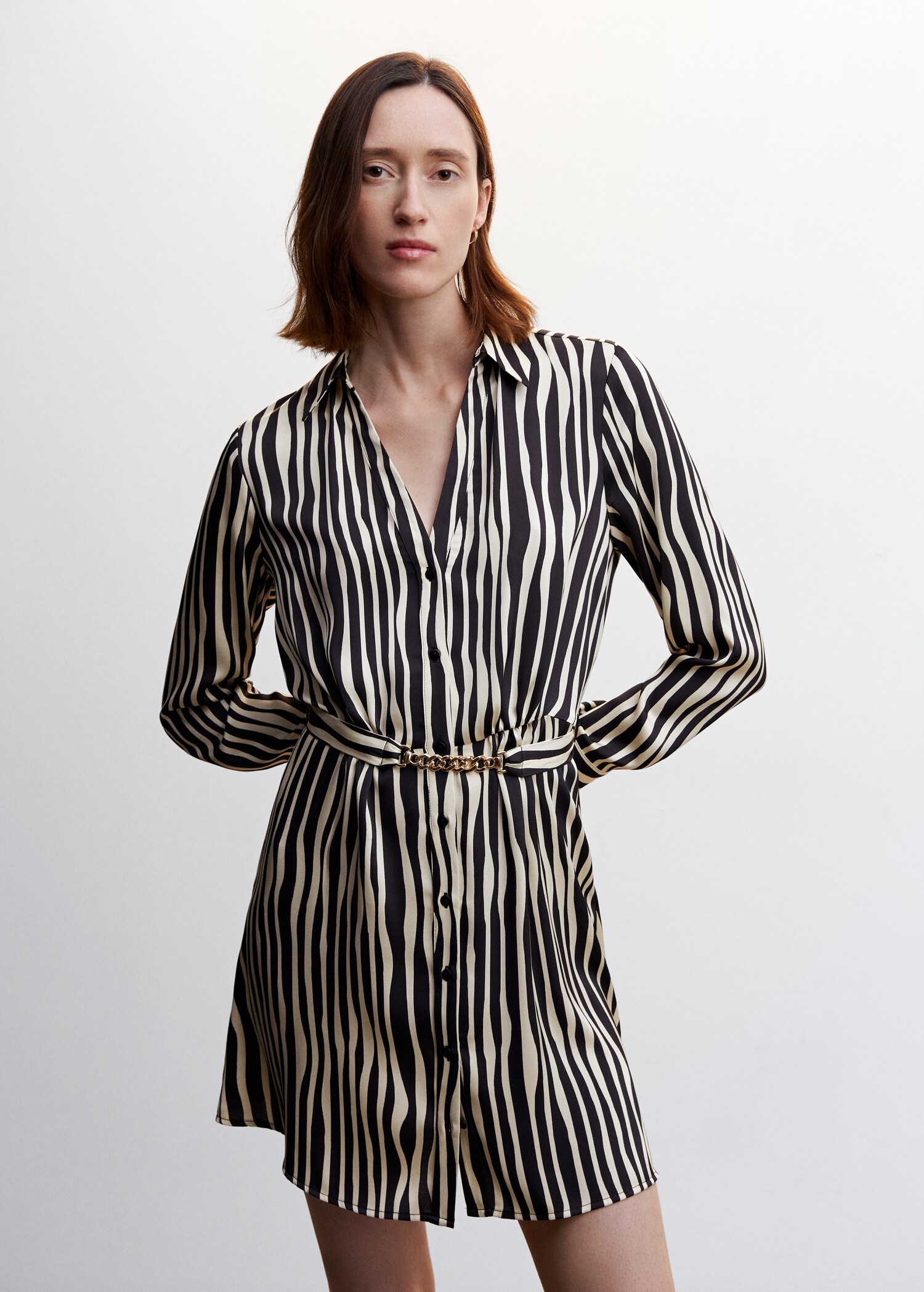 Gestreiftes Hemdkleid mit Gürtel - Mittlere Ansicht
