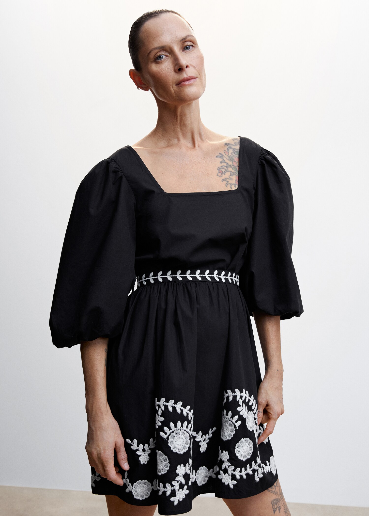 Vestido corto bordado  - Plano medio