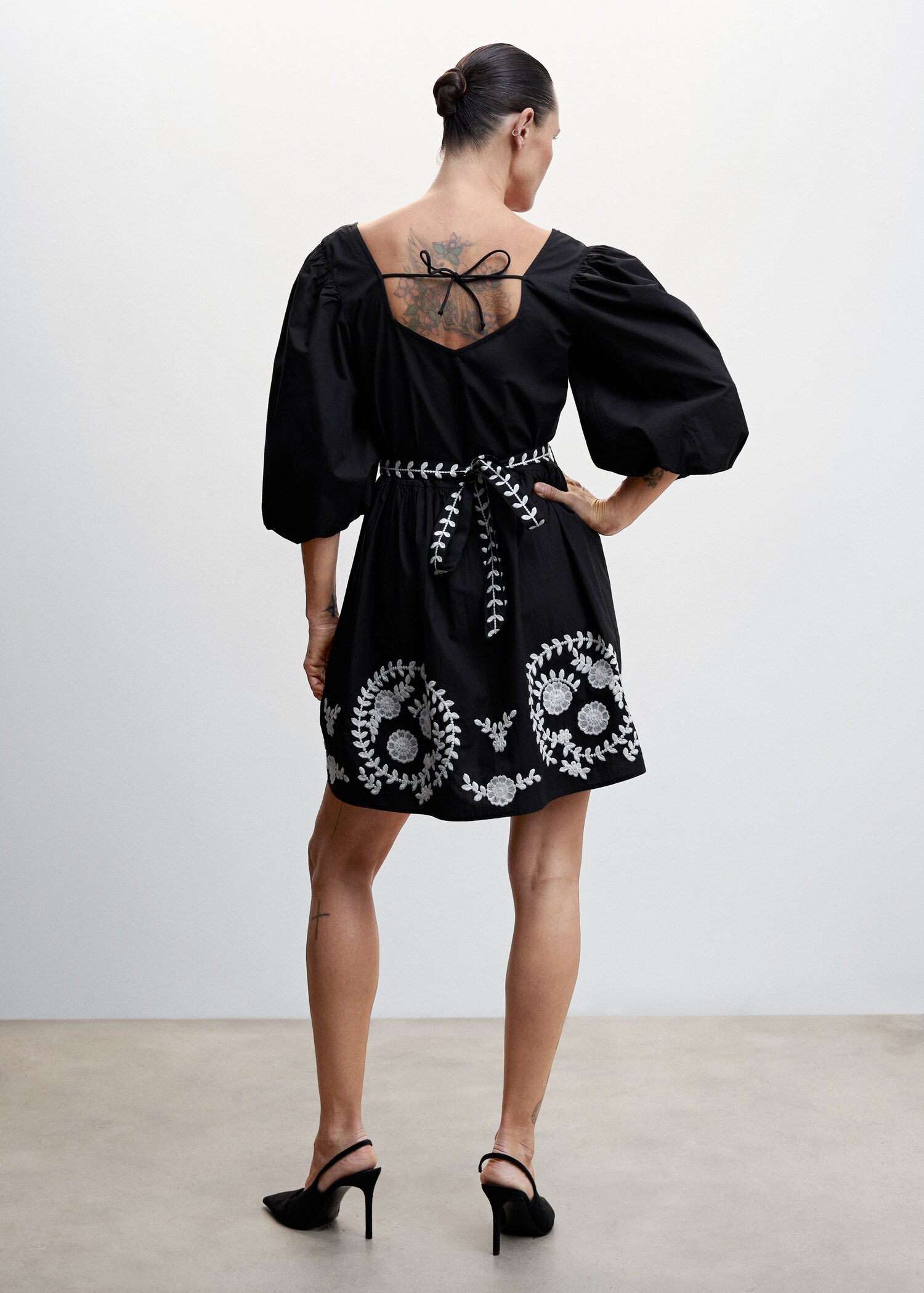 Vestido corto bordado  - Reverso del artículo