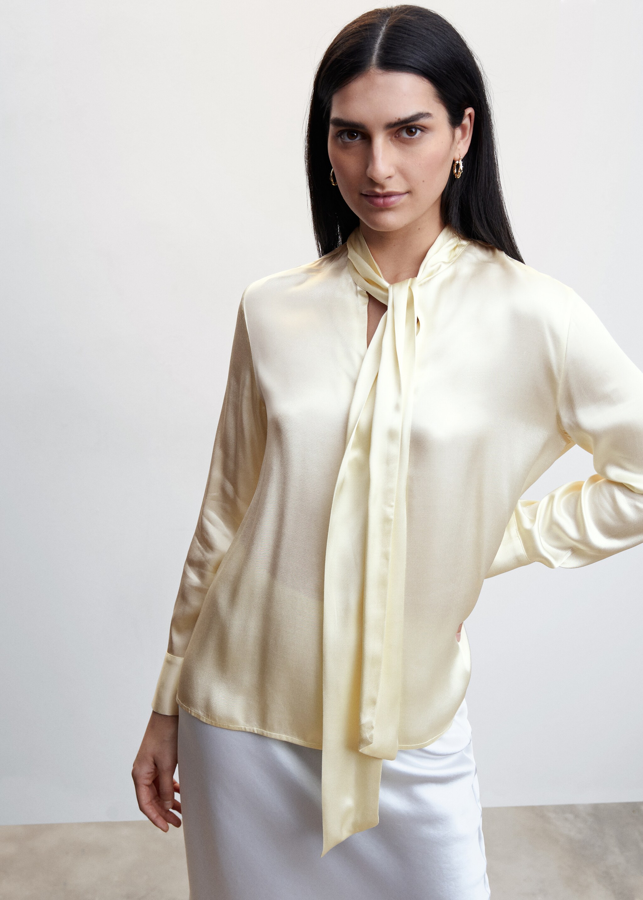 Satin blouse with bow collar - Plan mediu