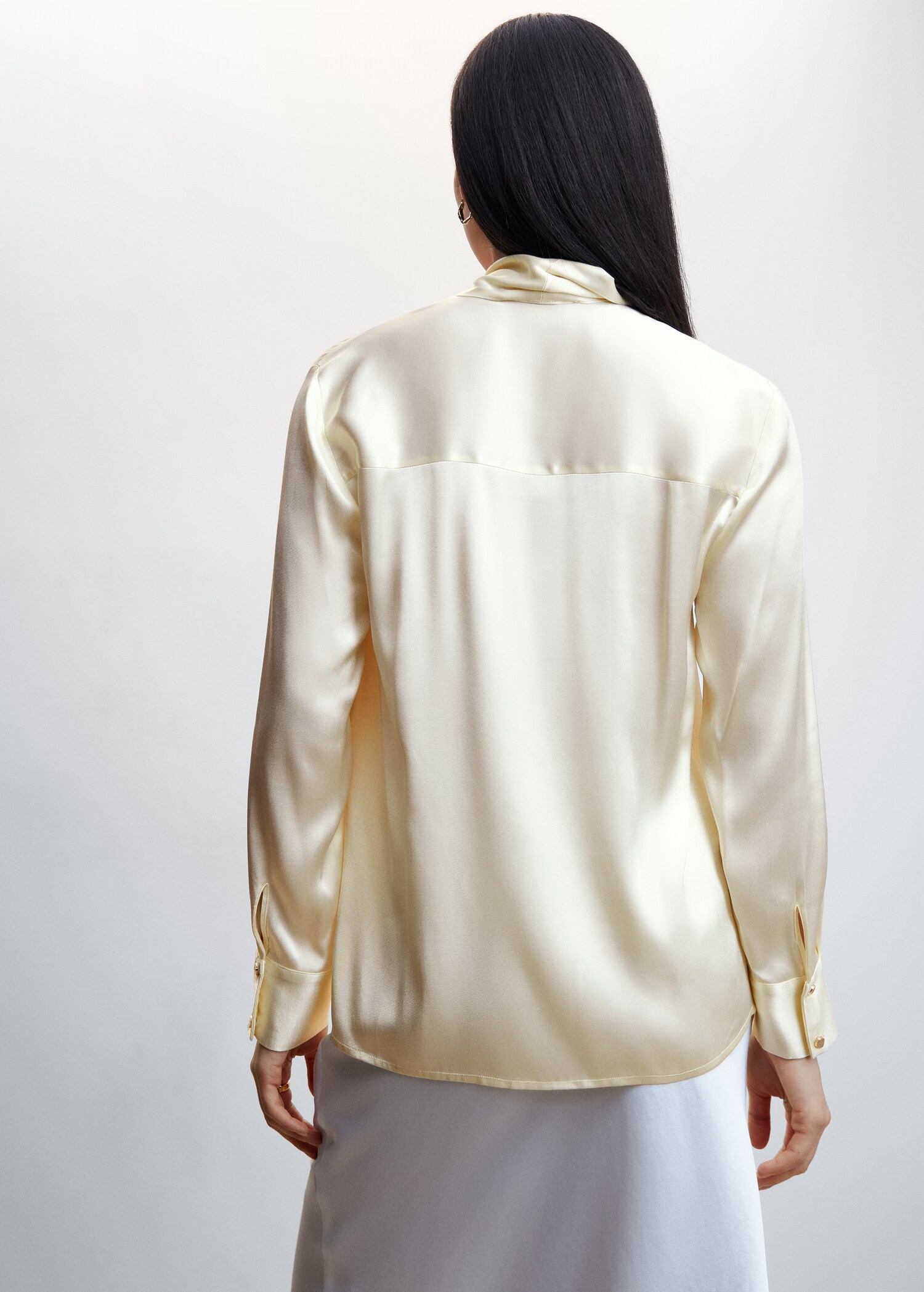 Satin blouse with bow collar - Spatele articolului