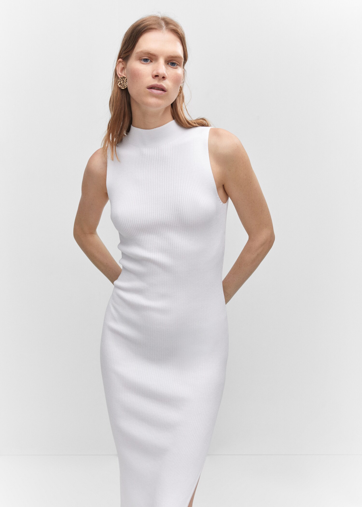 Rippstrick-Kleid mit Schlitz - Mittlere Ansicht