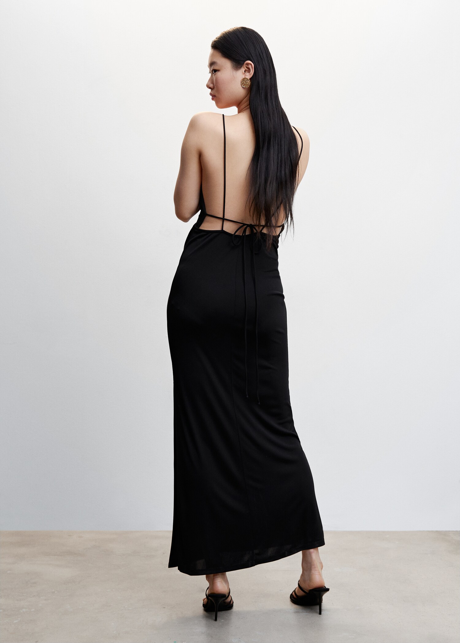 Bodycon női ruha, hátul ovális, mély nyakkivágással - A cikk hátulja
