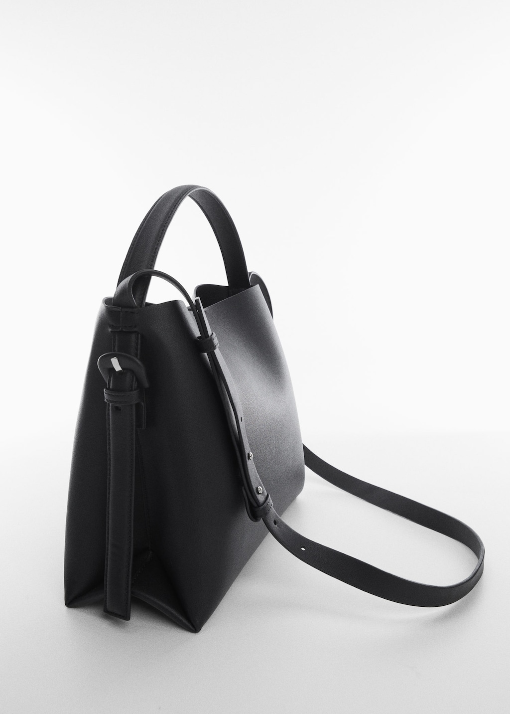 Shopper bag with buckle