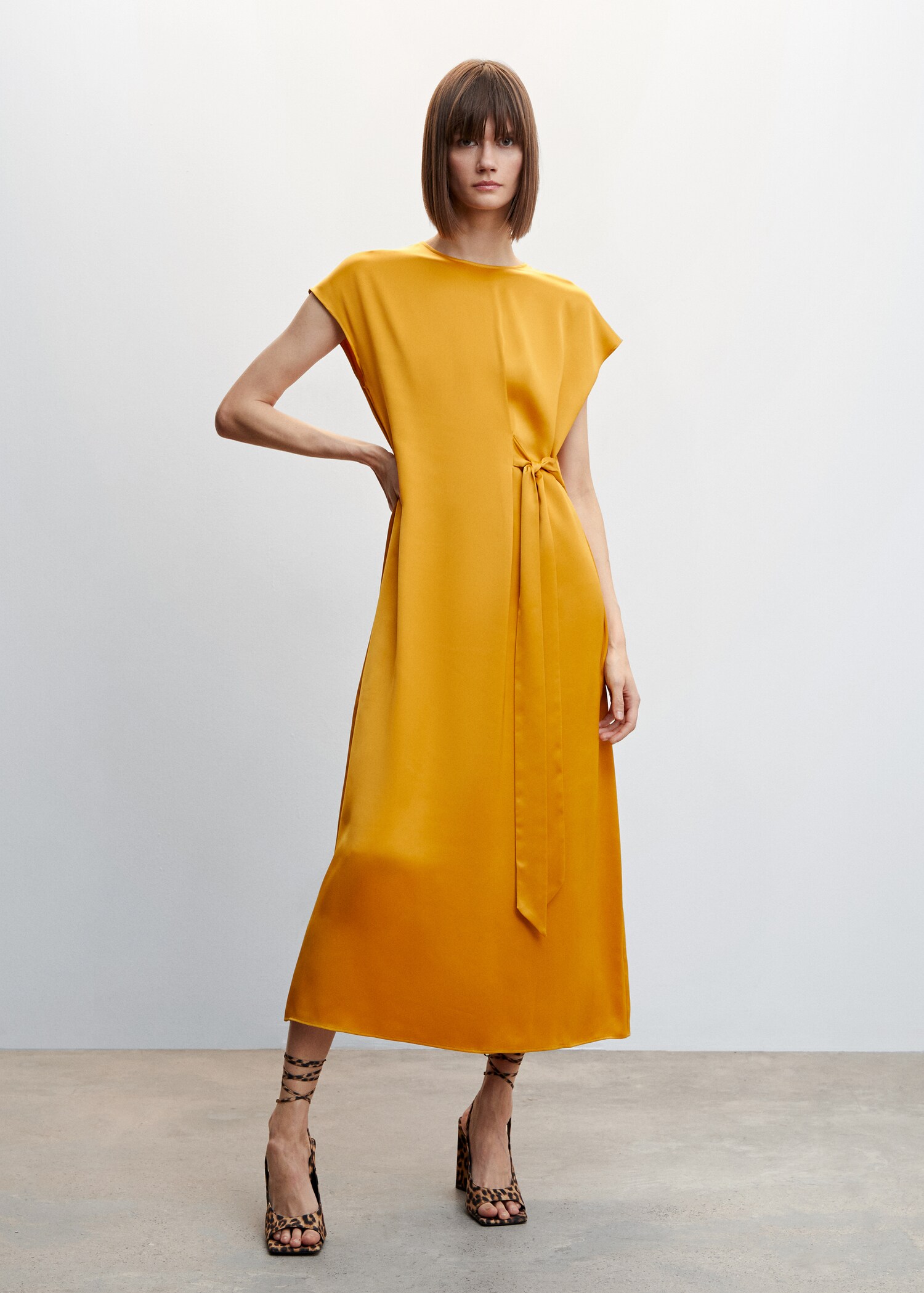 Satin dress with knot - General plane