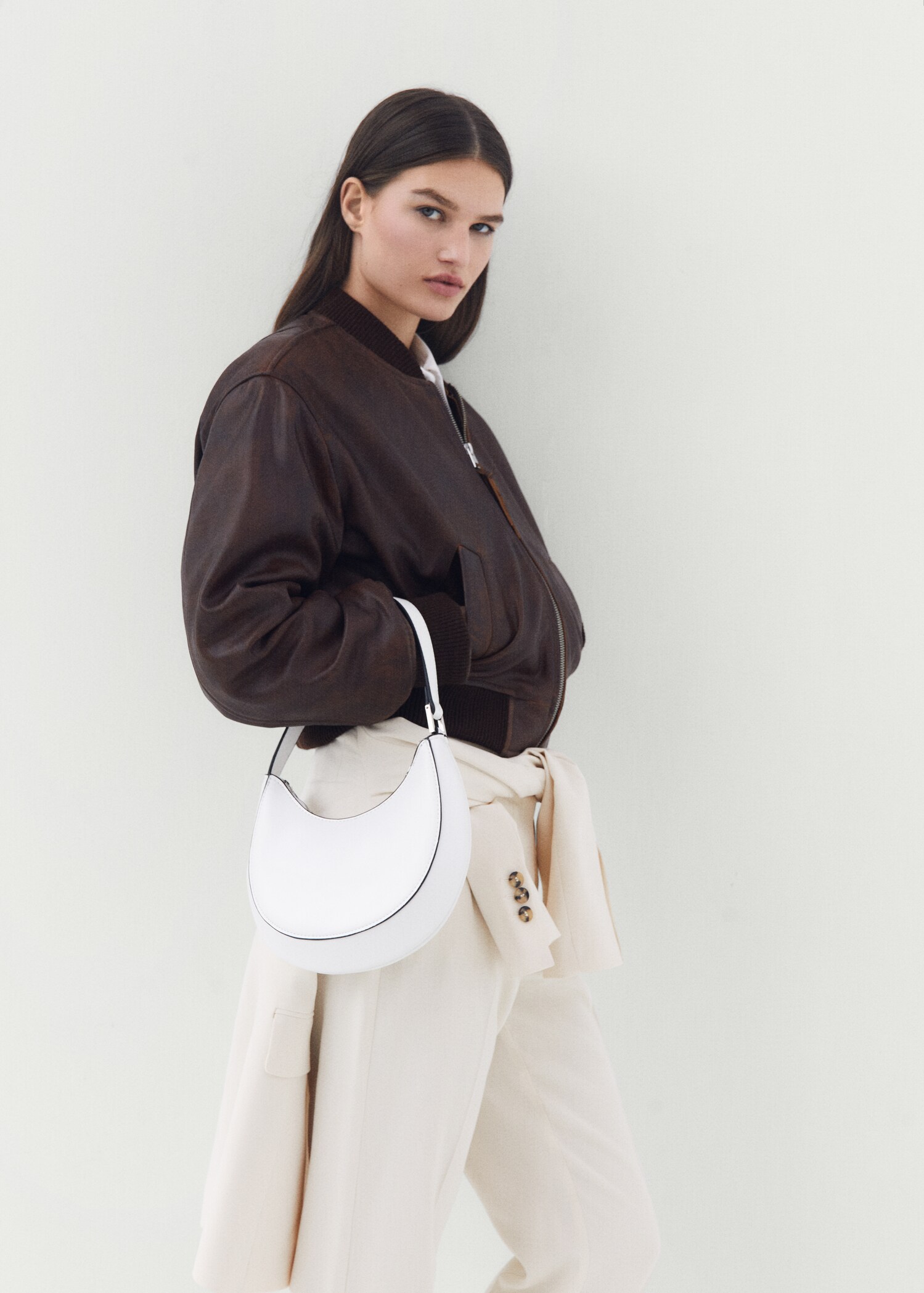 Bolso ovalado asa corta  - Plano general