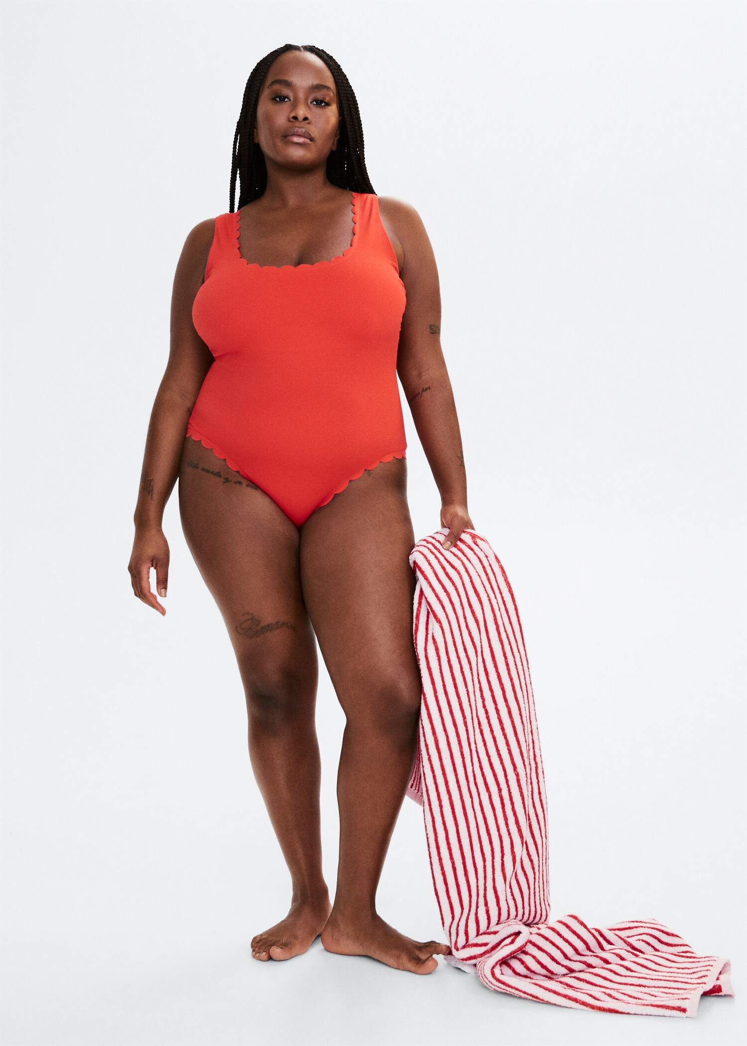 Scallop-textured swimsuit - General plane