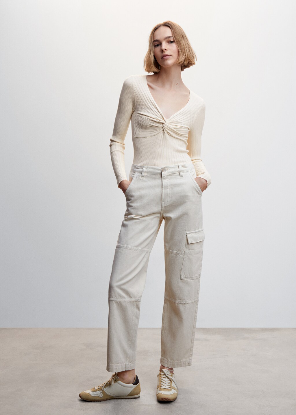Ribbed sweater with knot