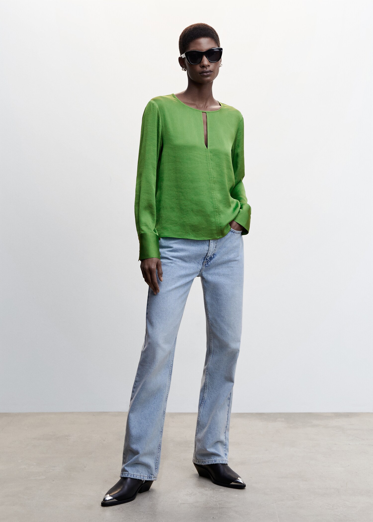 Satin blouse with slit - General plane
