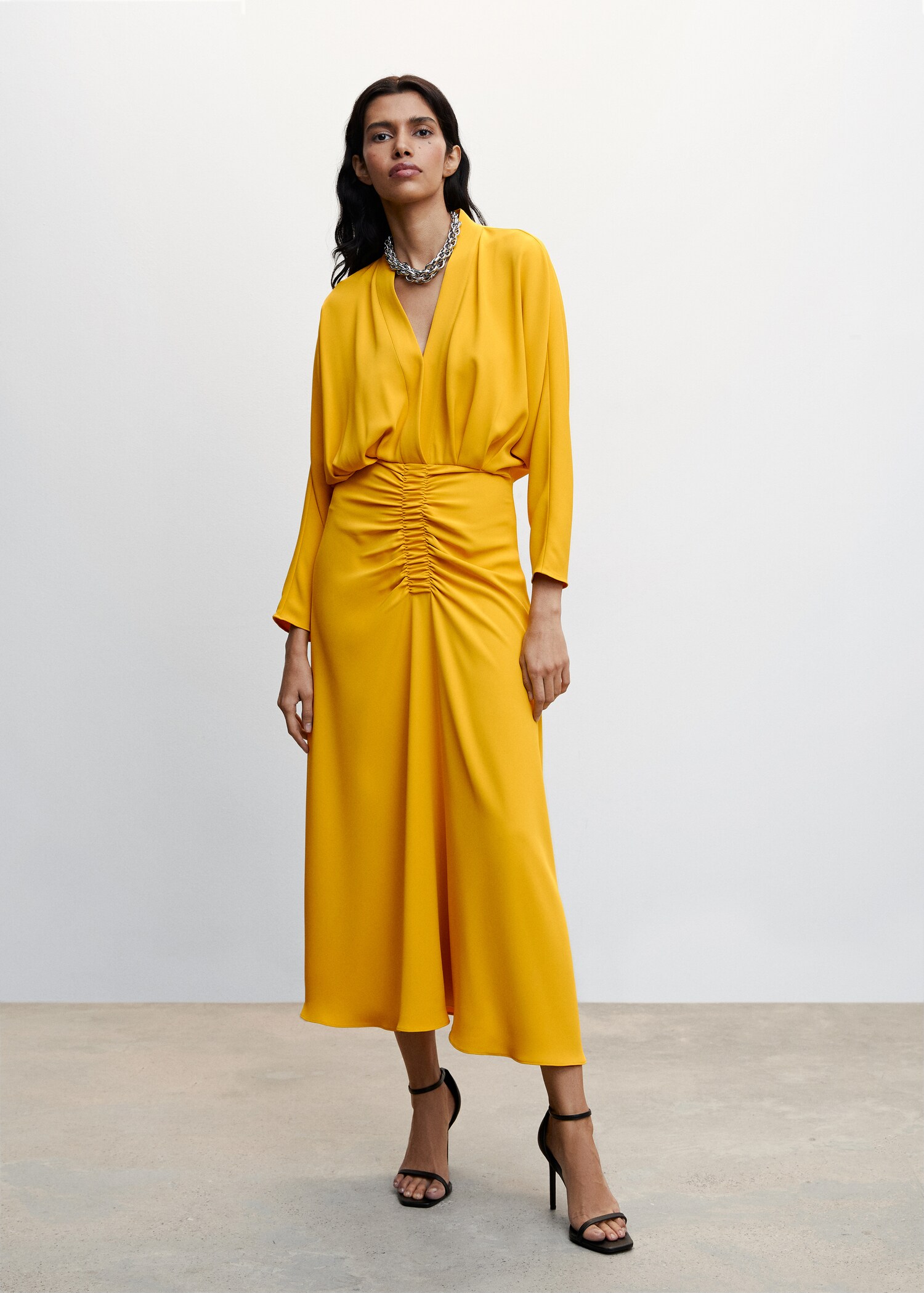 V-neck dress with gathered neckline - General plane