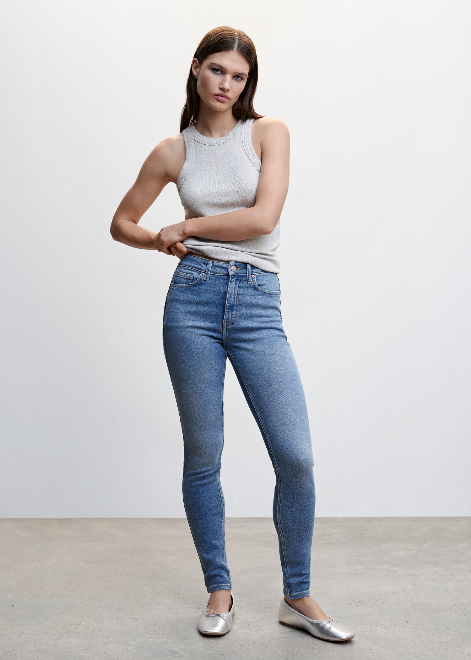 Jeans skinny tiro alto  - Plano general