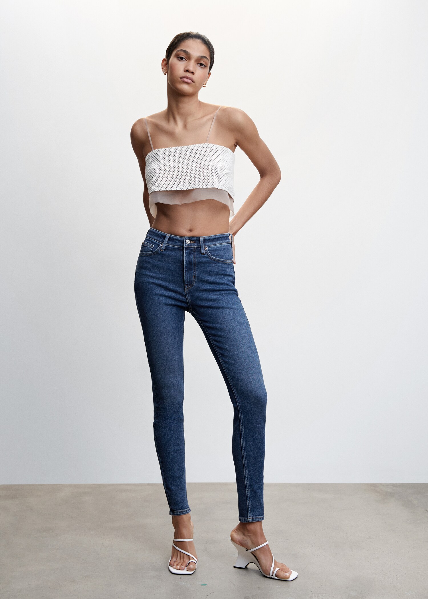 Jeans skinny tiro alto  - Plano general