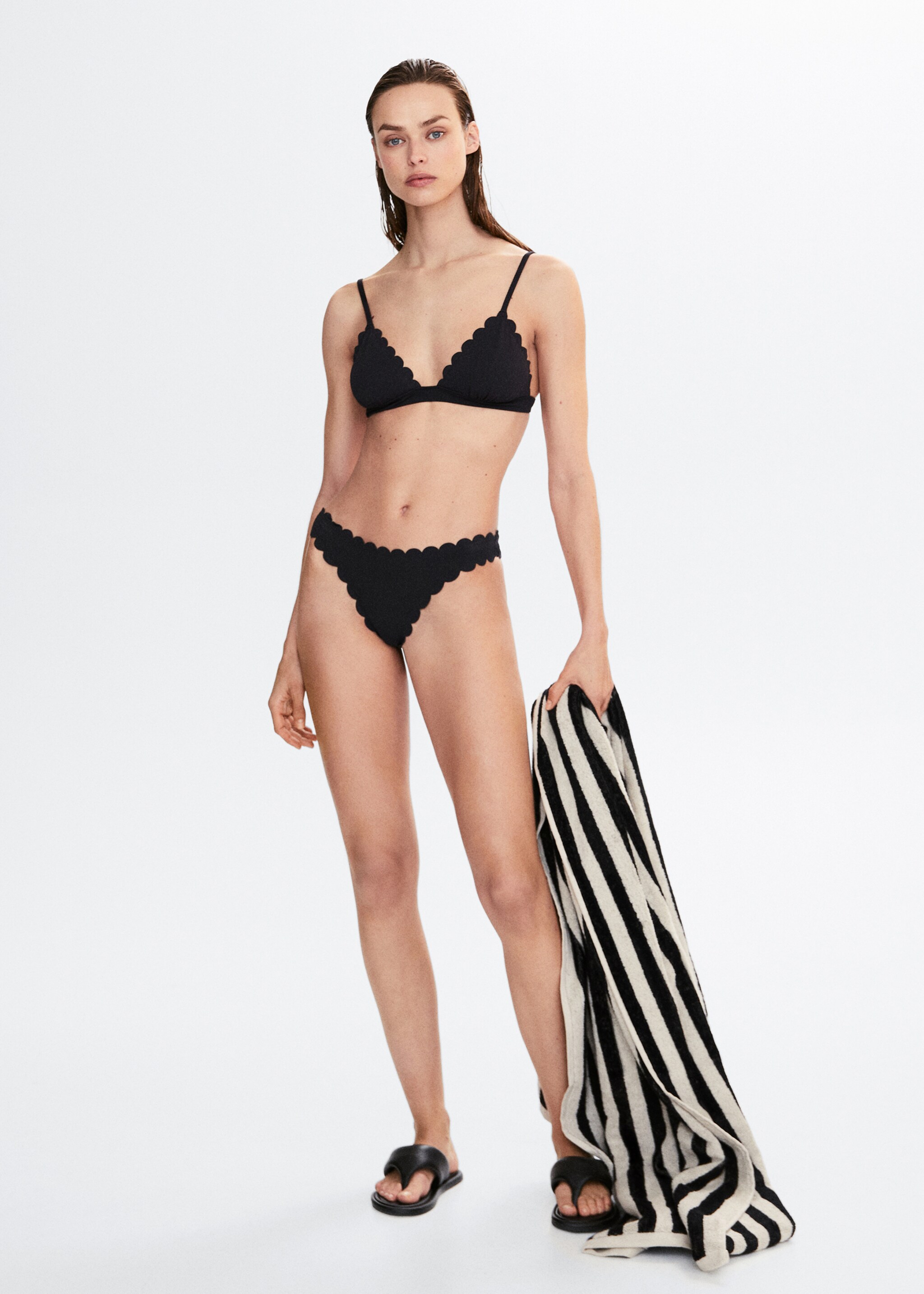 Brazilian bikini bottom with scallops - General plane, Black. Ref: 47014007-00.