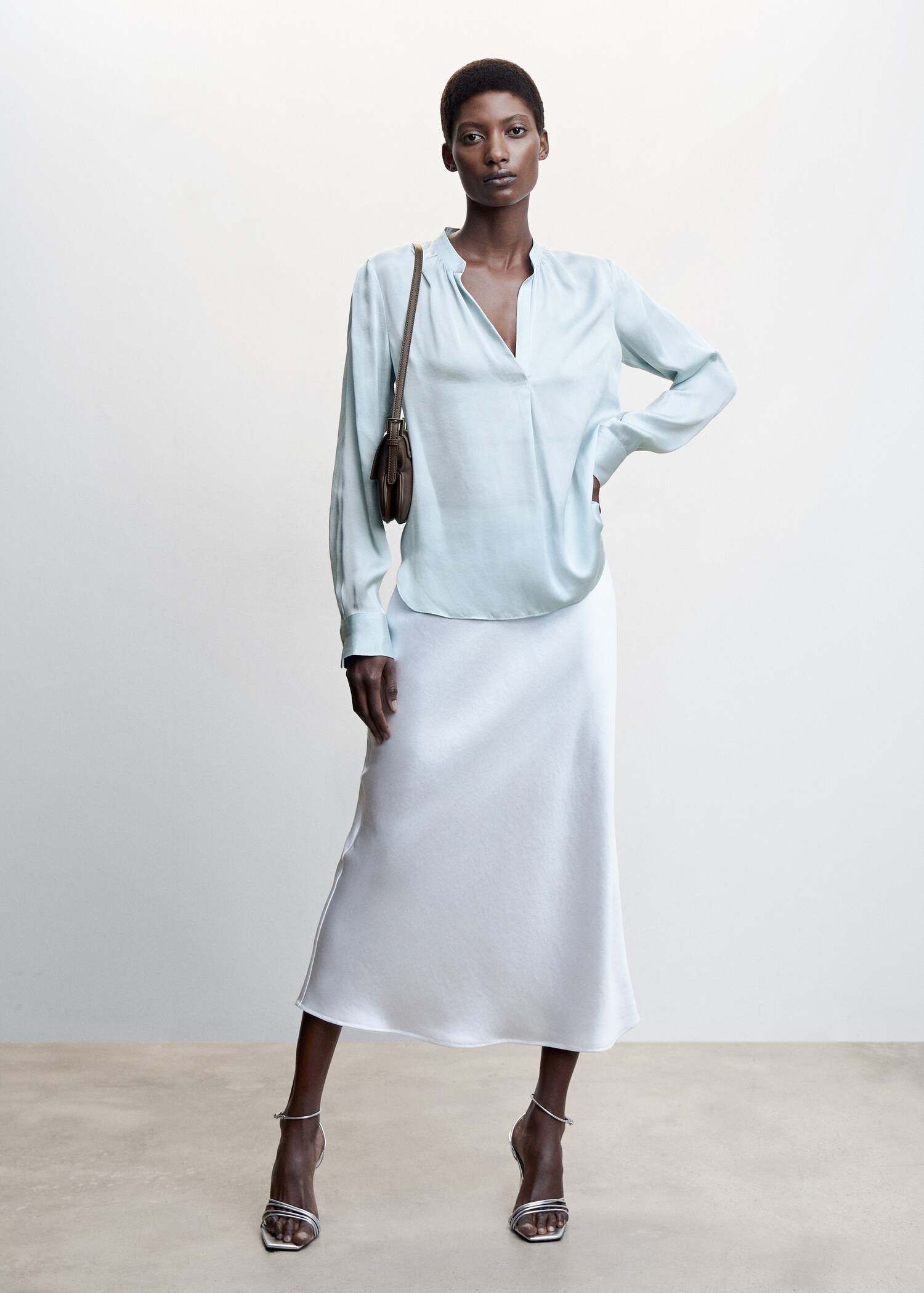 Blusa satinada cuello mao - Plano general