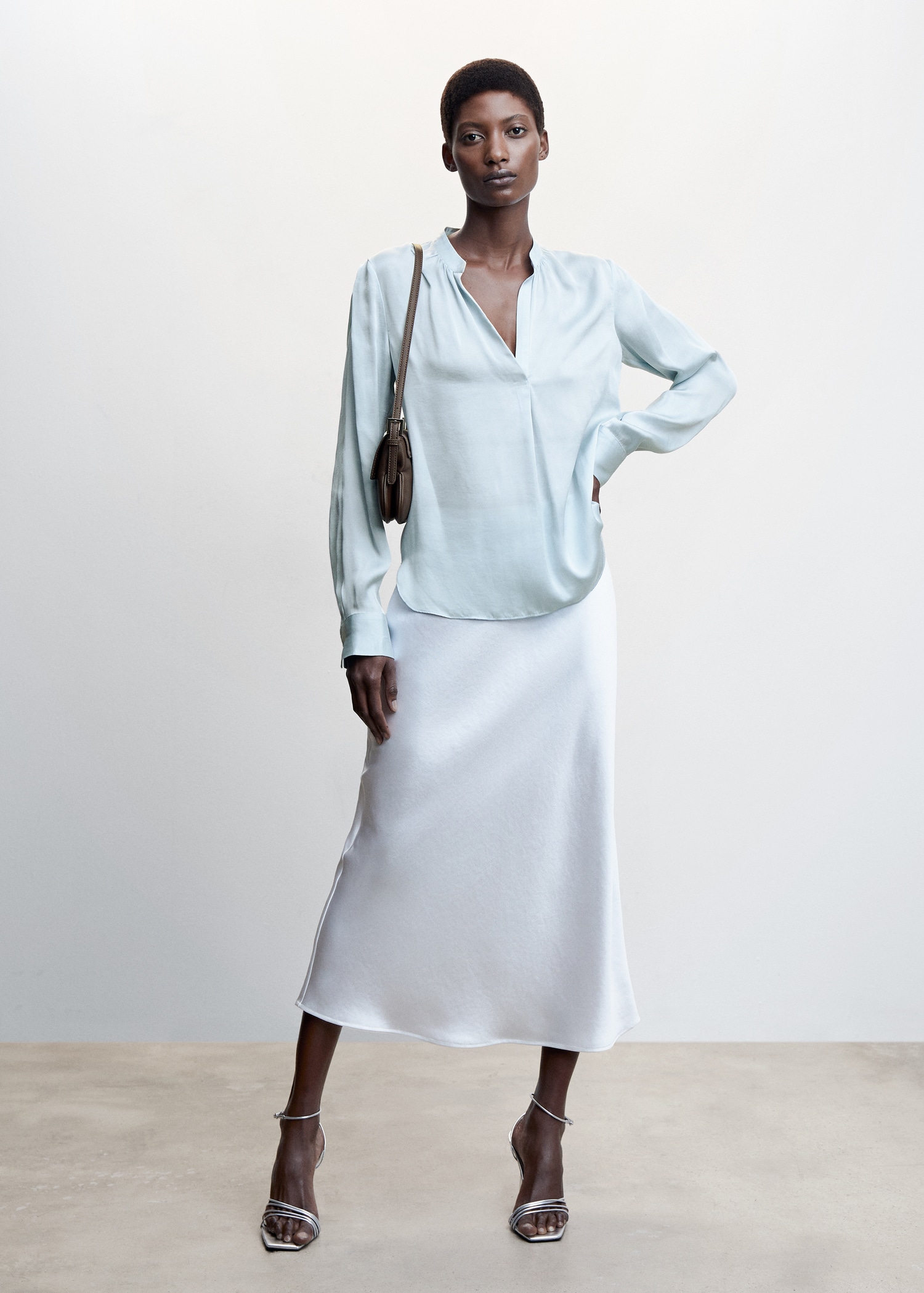 Blusa satinada cuello mao Mujer MANGO Perú - Main Image