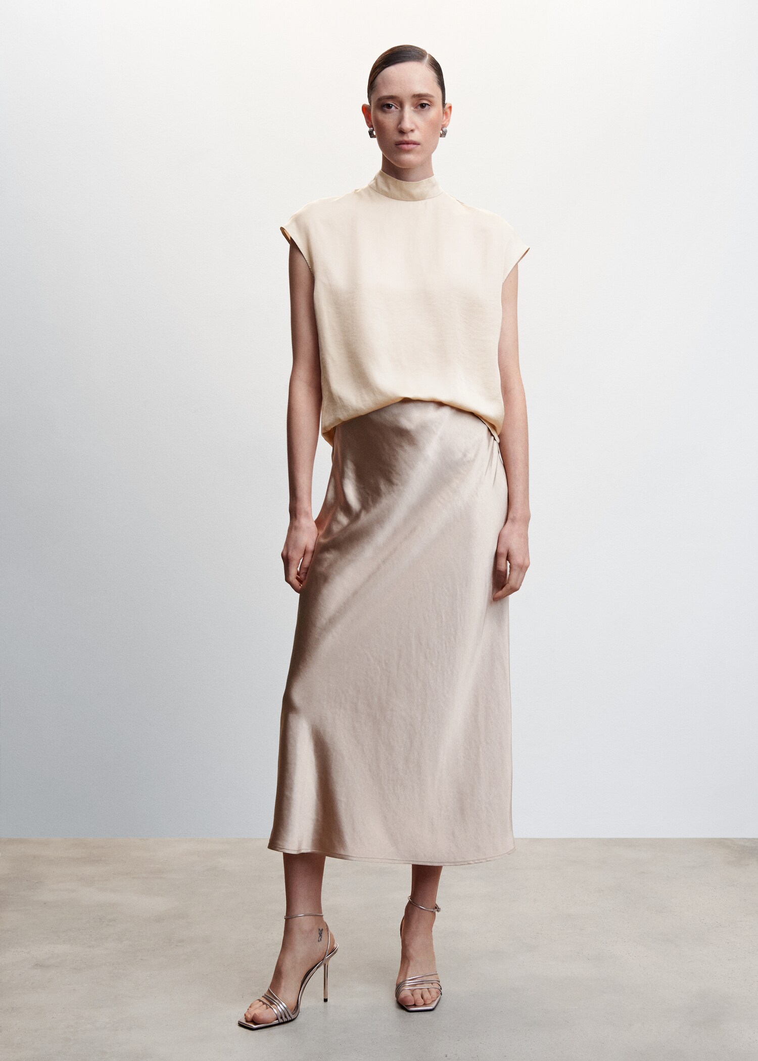 Blusa satinada cuello alto - Plano general