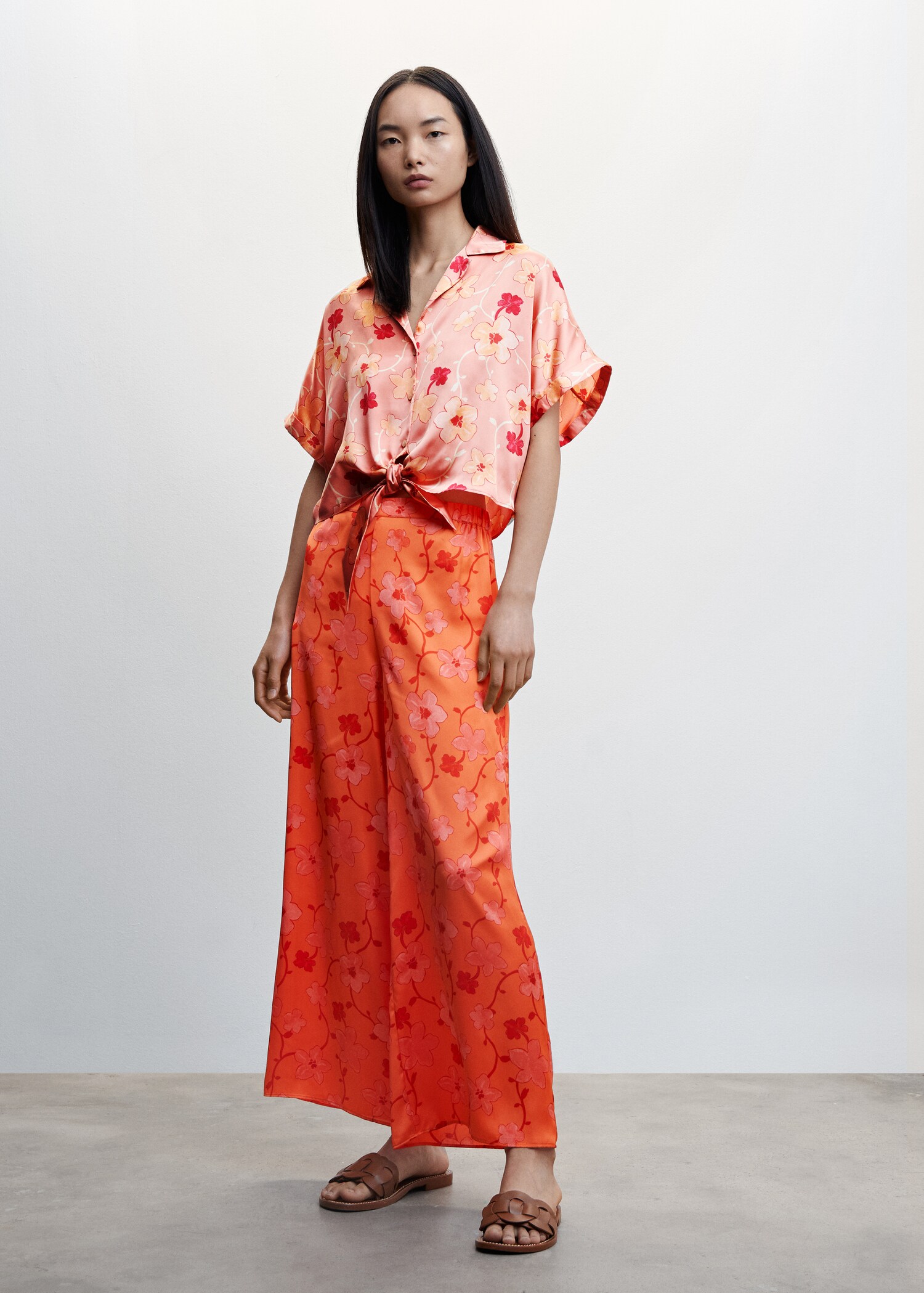 Floral satin blouse - Tampilan Umum