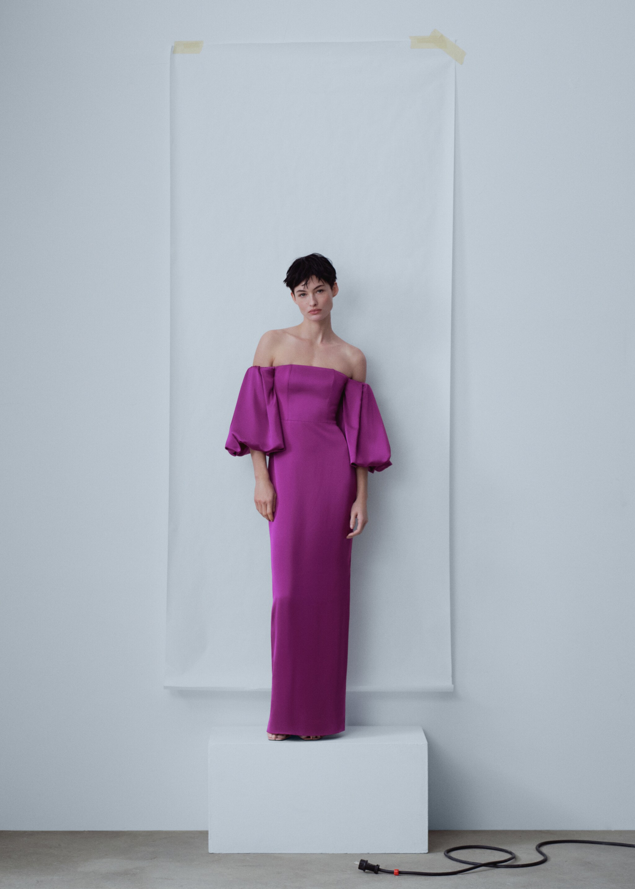 Vestido raso mangas volumen - Plano general