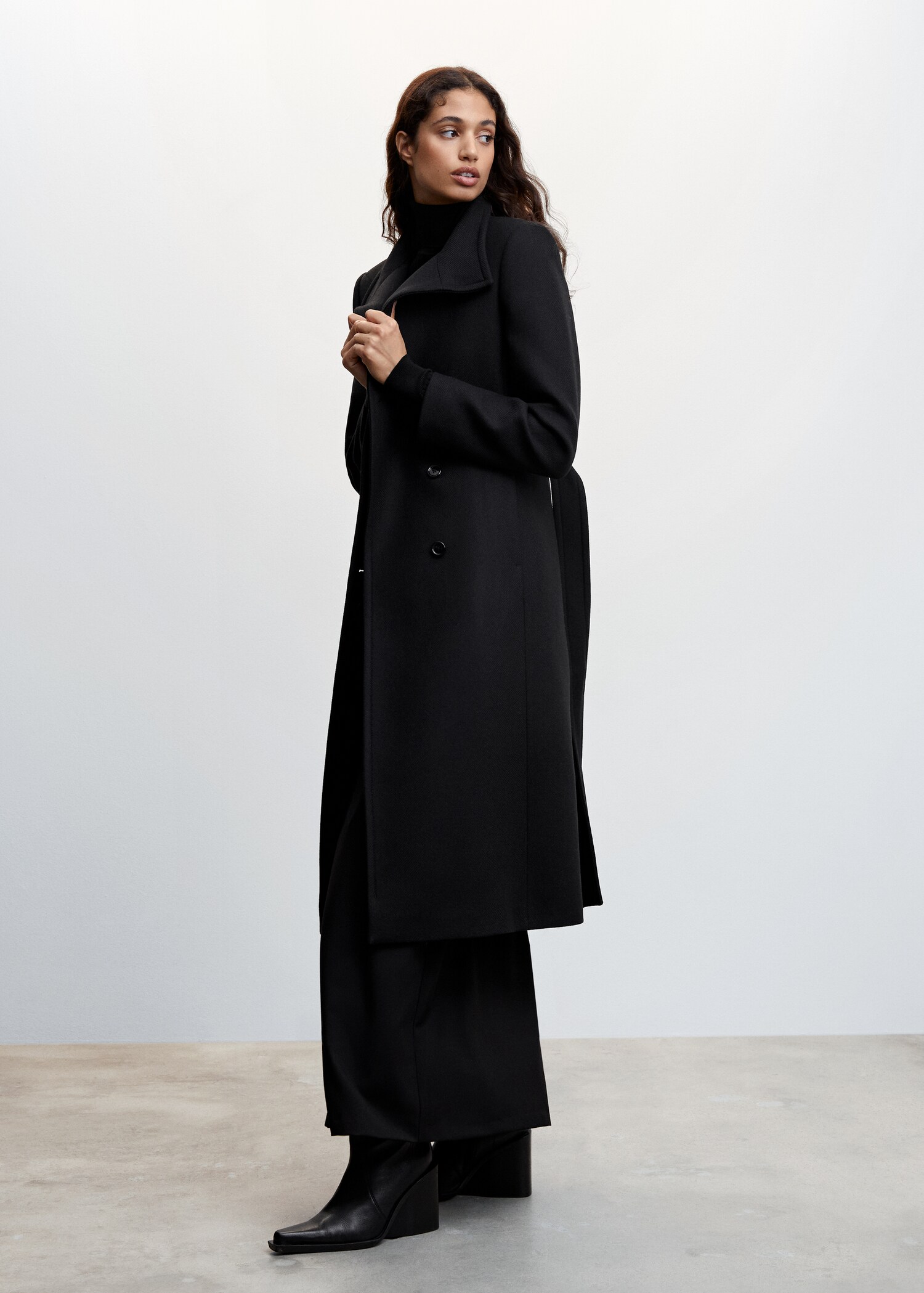 Woolen coat with belt - General plane