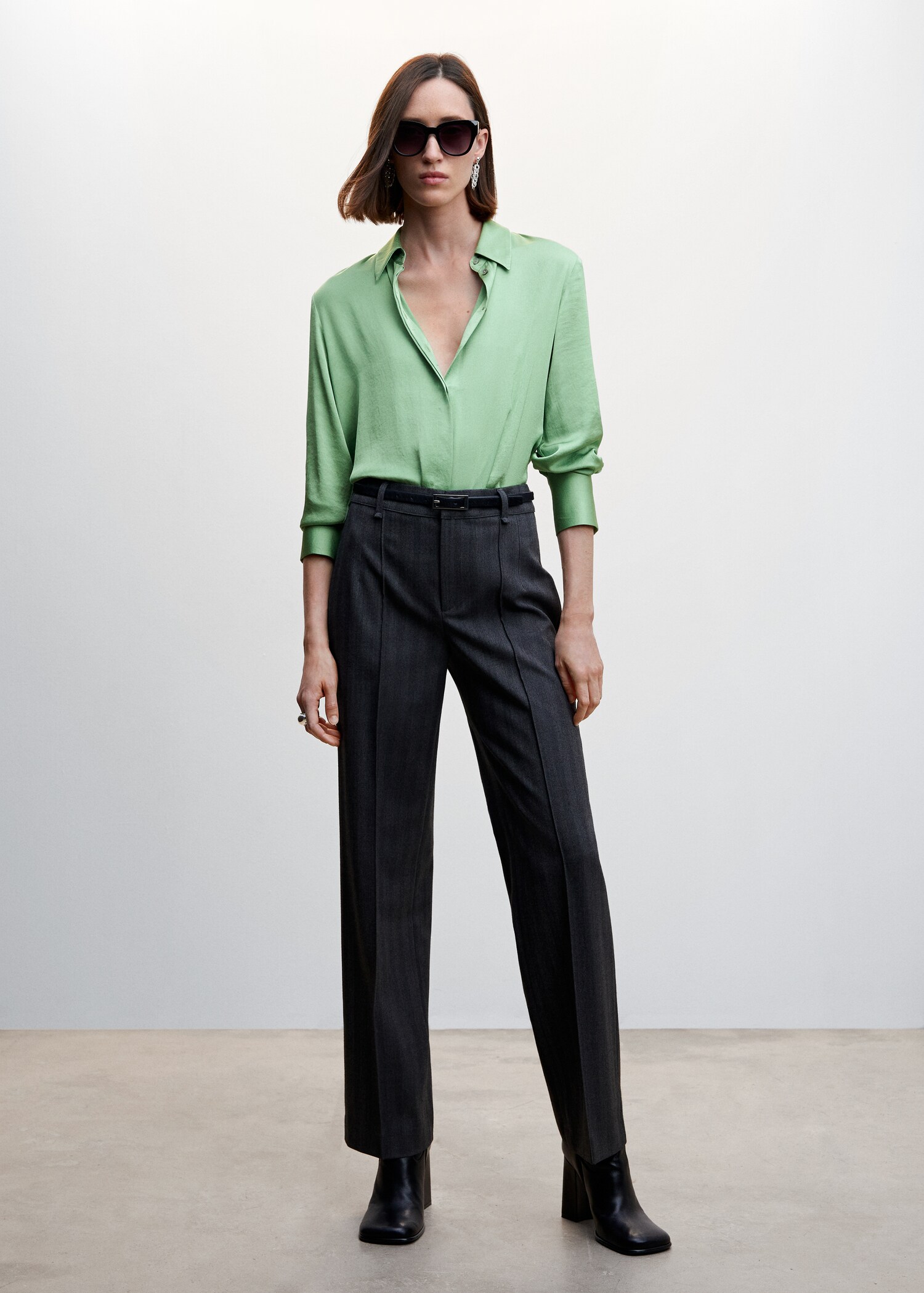 Camisa fluida acetinada - Plano geral