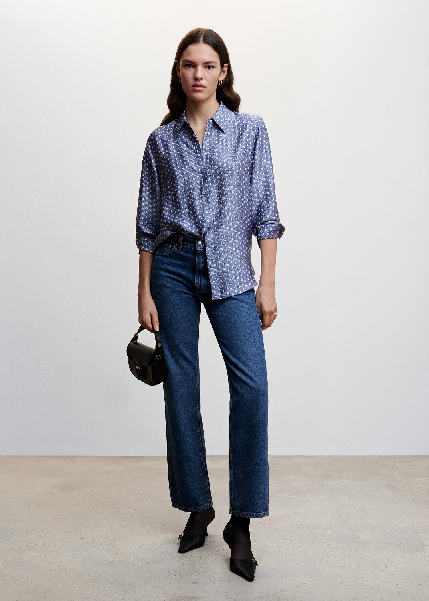 Camisa fluida acetinada - Plano geral