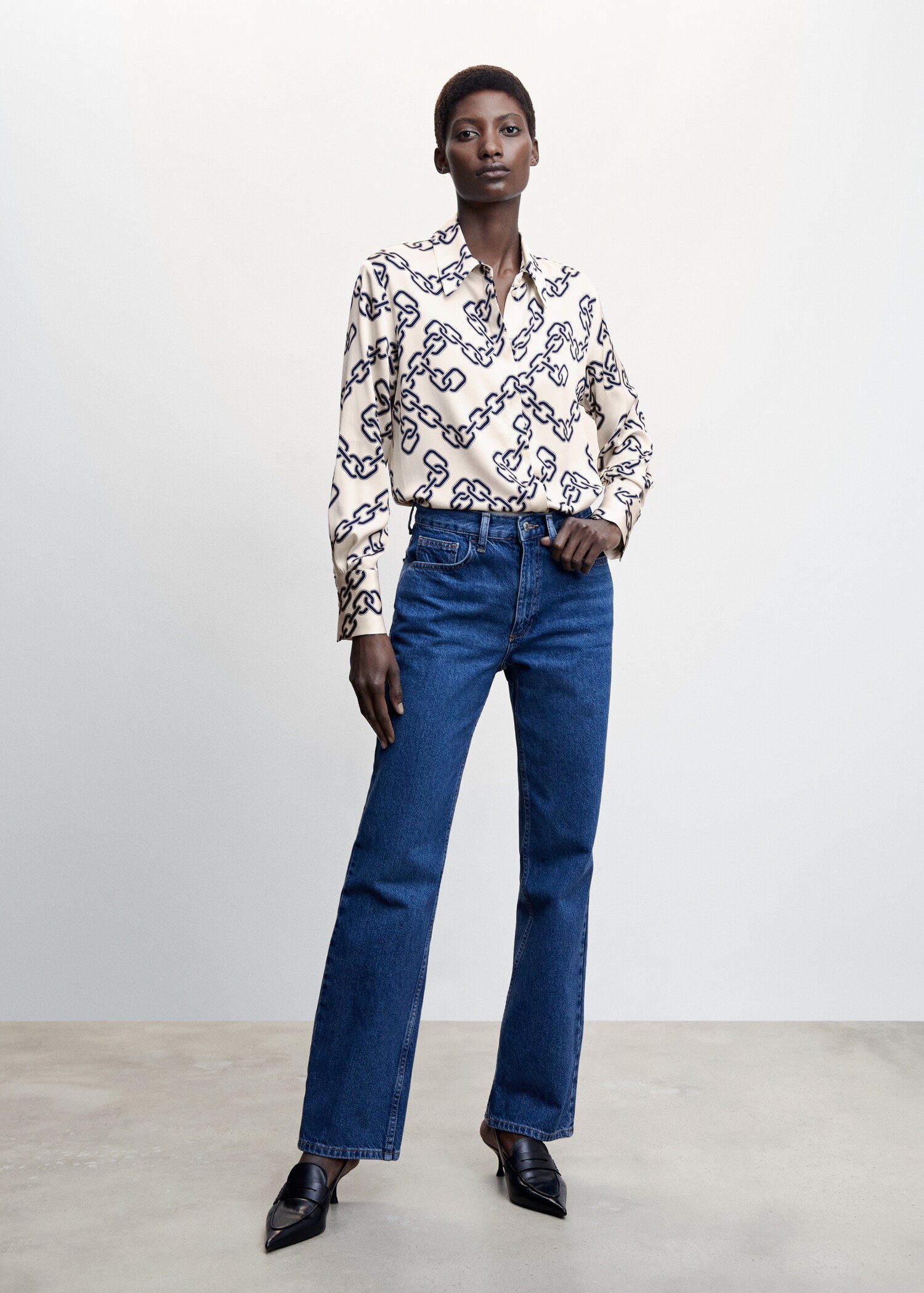 Camisa fluida acetinada - Plano geral
