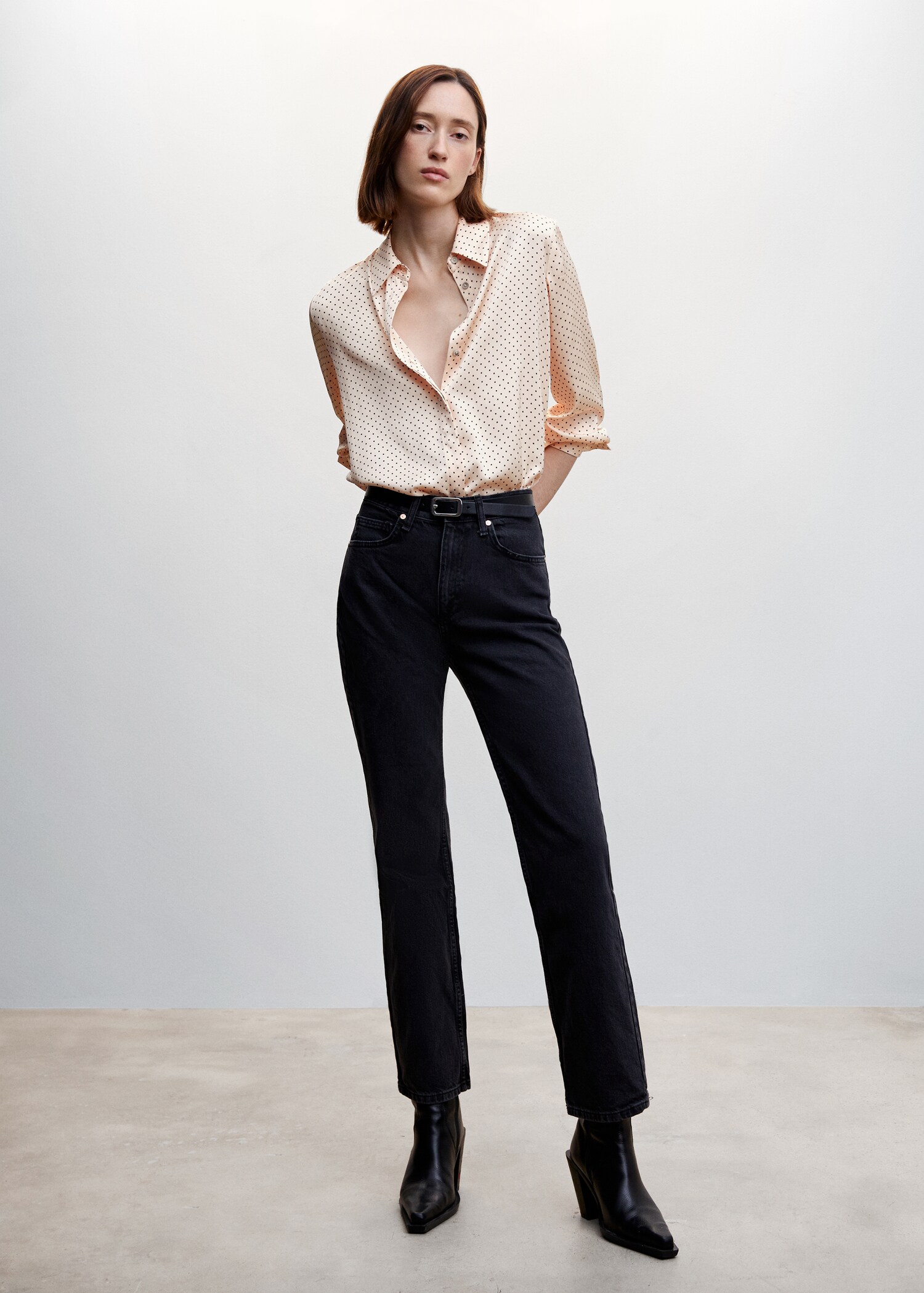 Camisa fluida acetinada - Plano geral