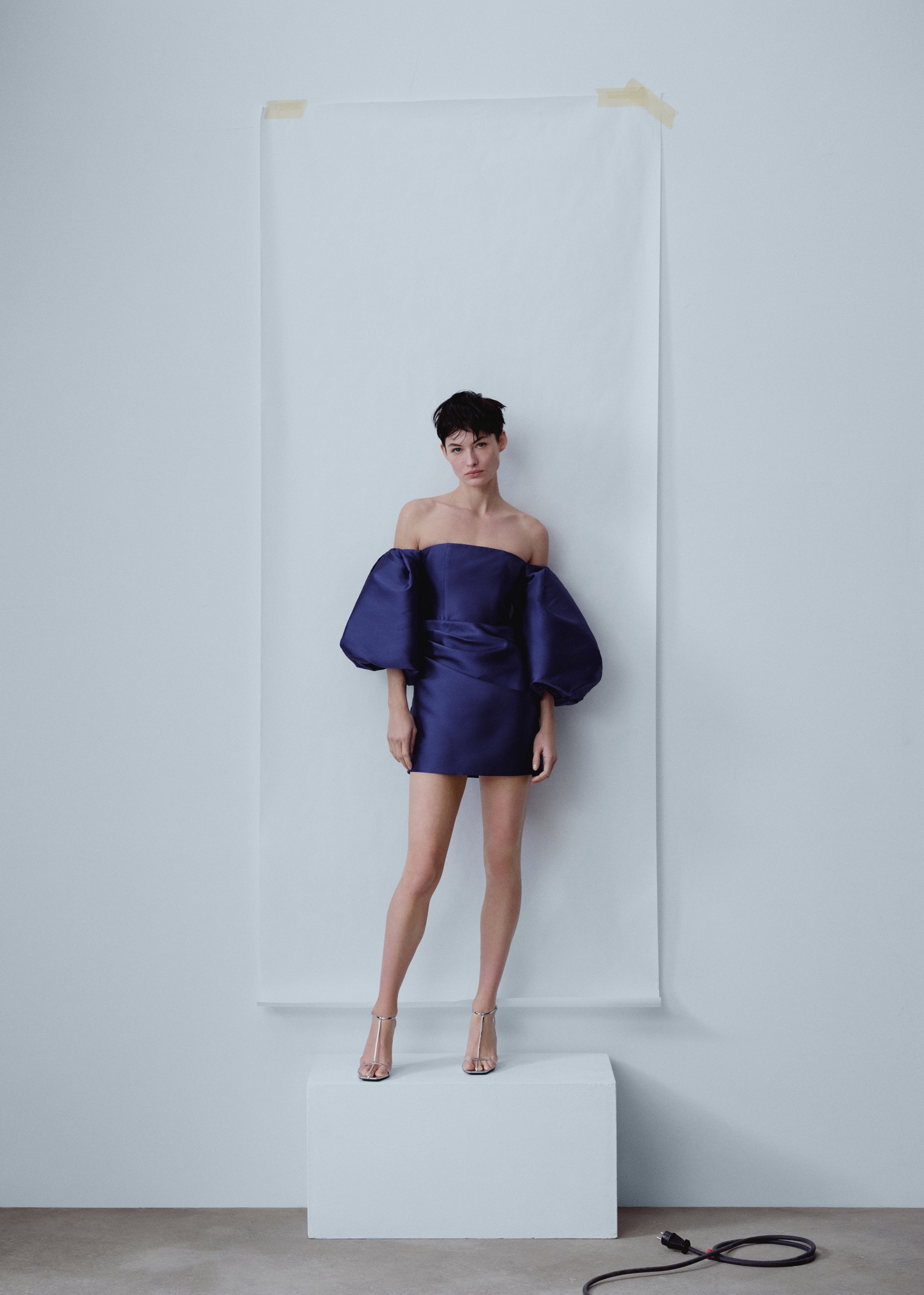 Satin dress with volume sleeves - General plane