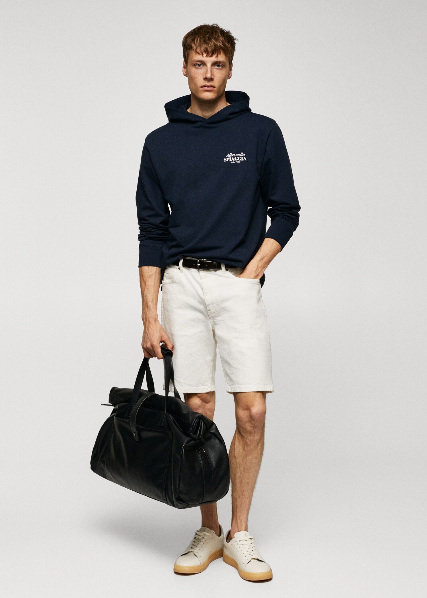 Sweatshirt bertudung dengan teks - Tampilan Umum