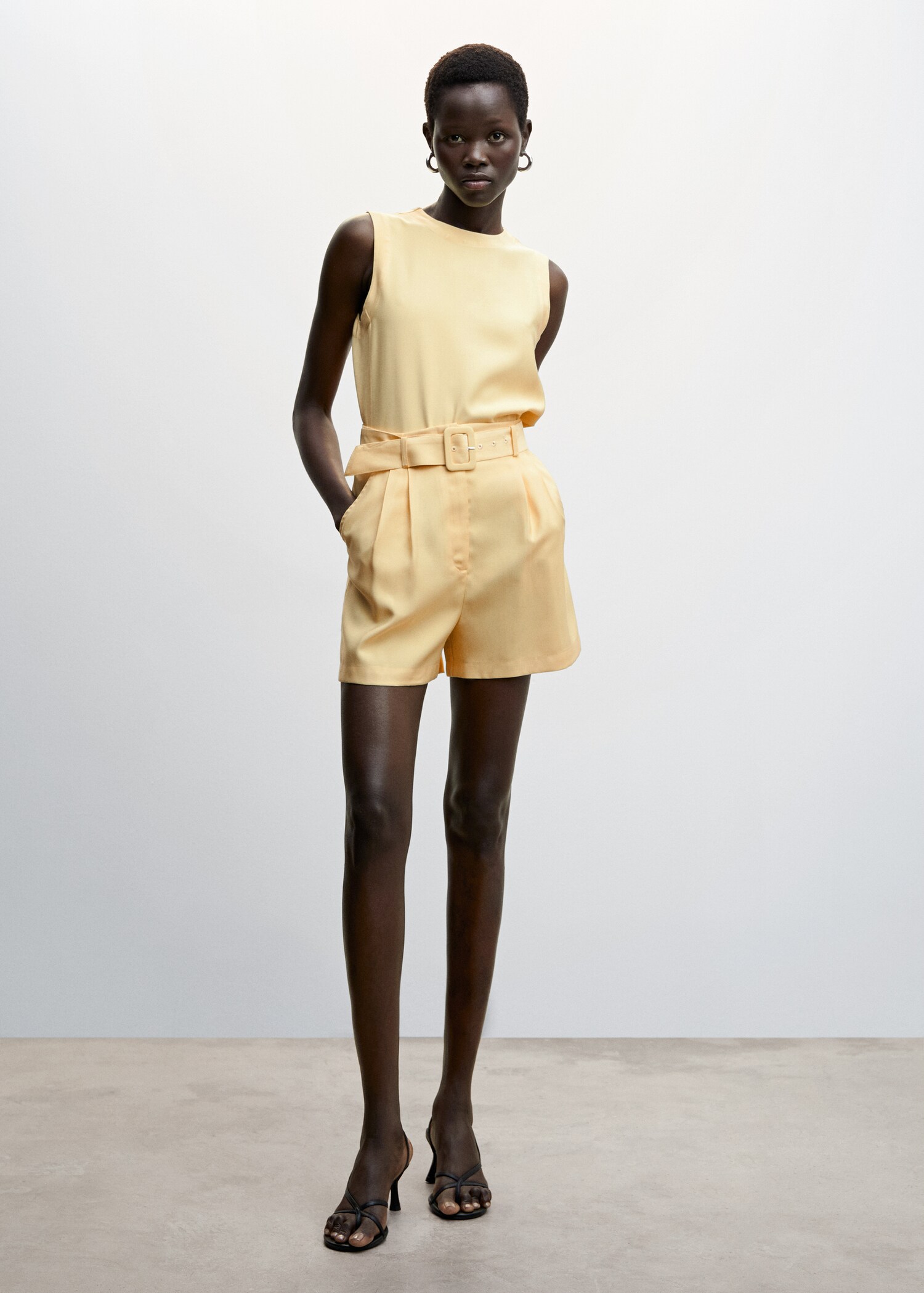 Shorts with belt - General plane