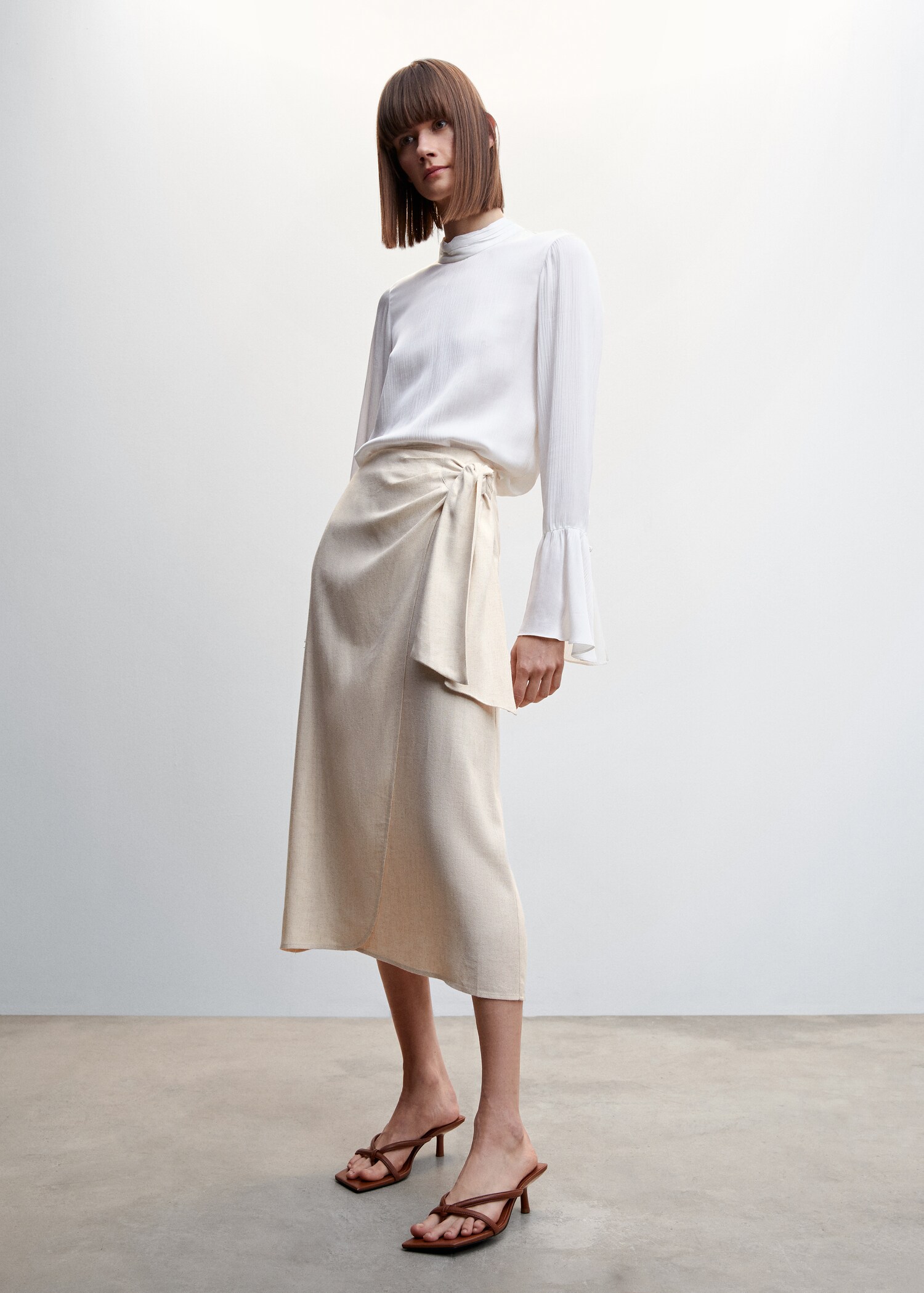 Falda midi nudo - Plano general