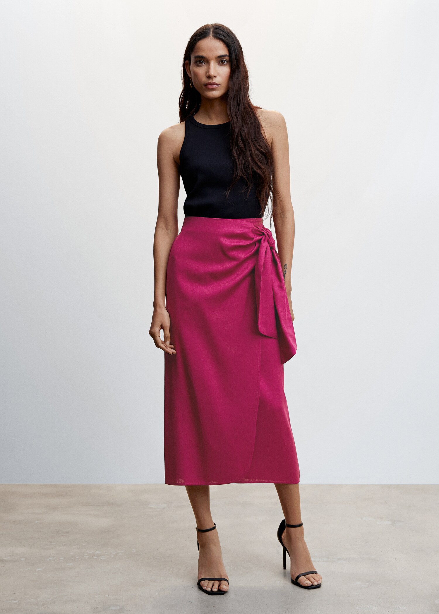 Falda midi nudo - Plano general