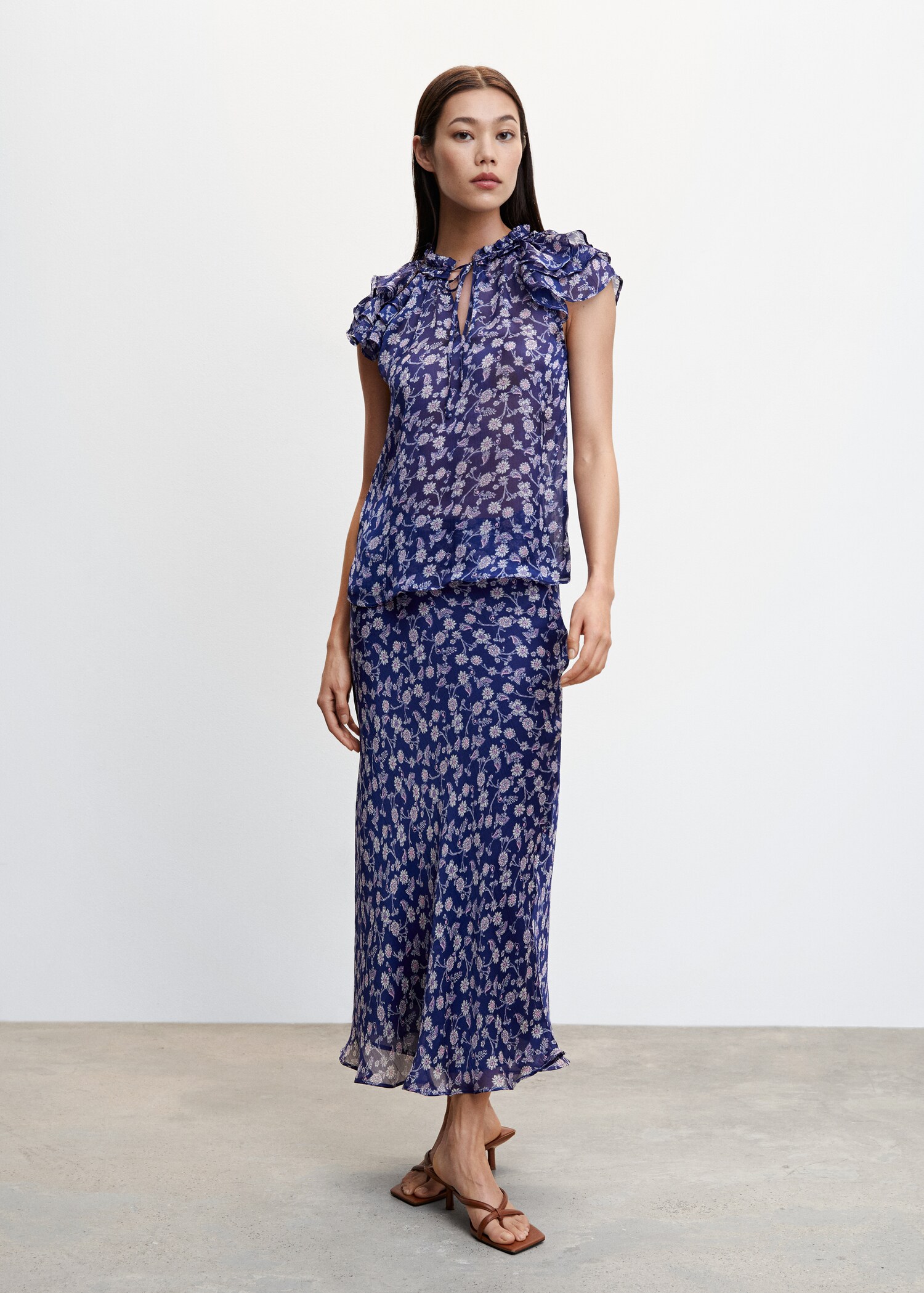Blusa floral volantes - Plano general