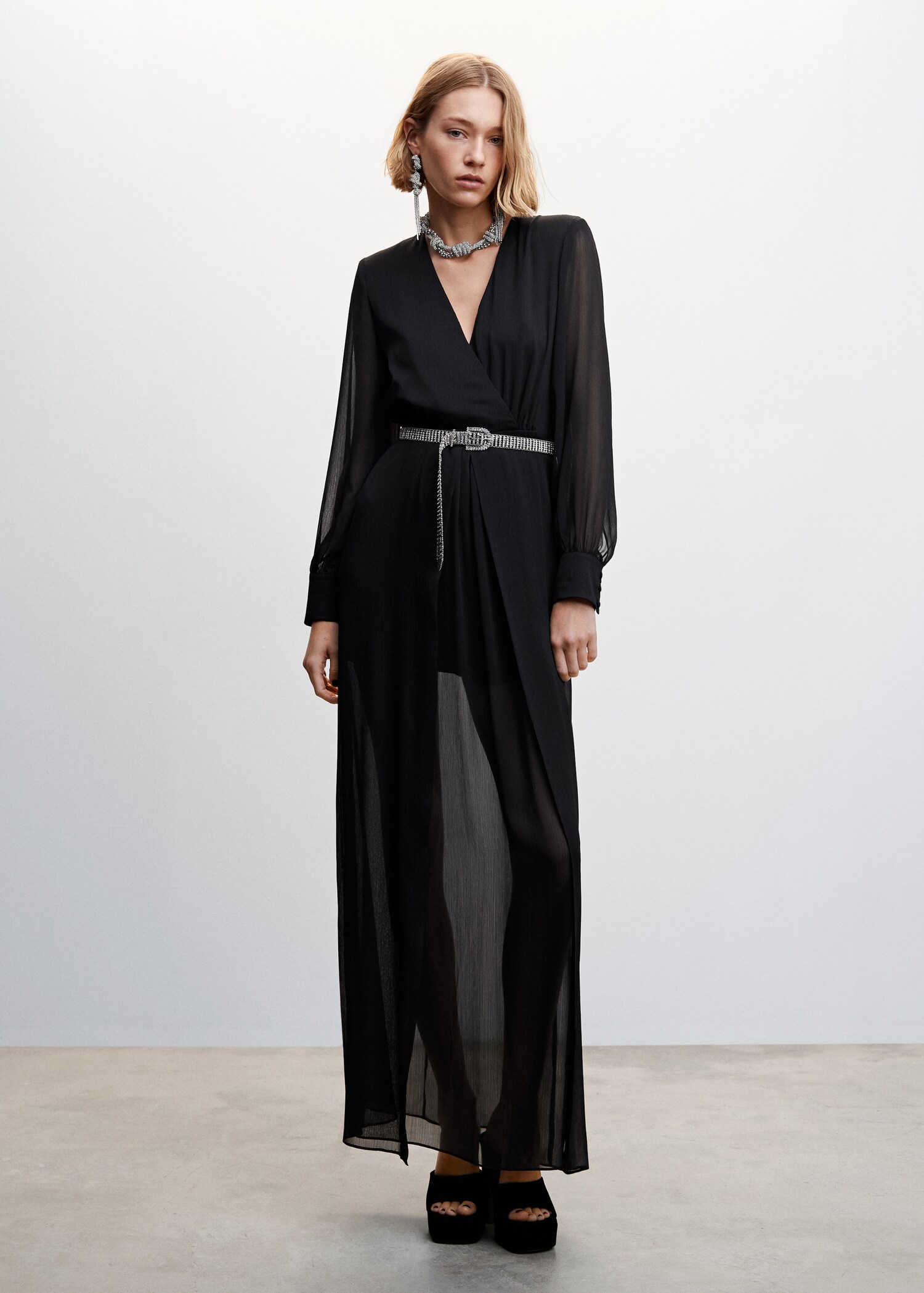 Vestido de gaze com aberturas - Plano geral