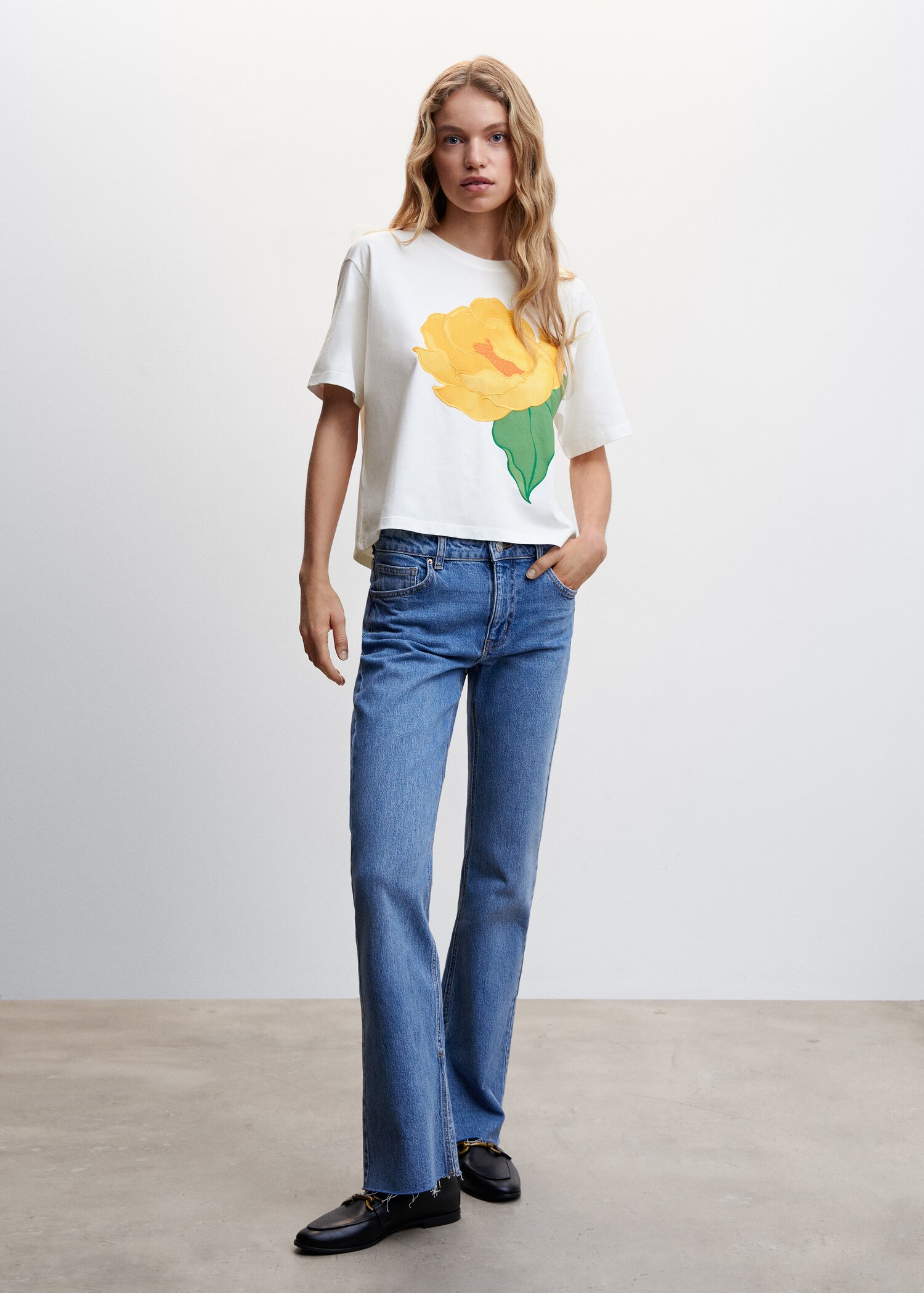 Gemustertes T-Shirt mit Stickerei - Allgemeine Ansicht