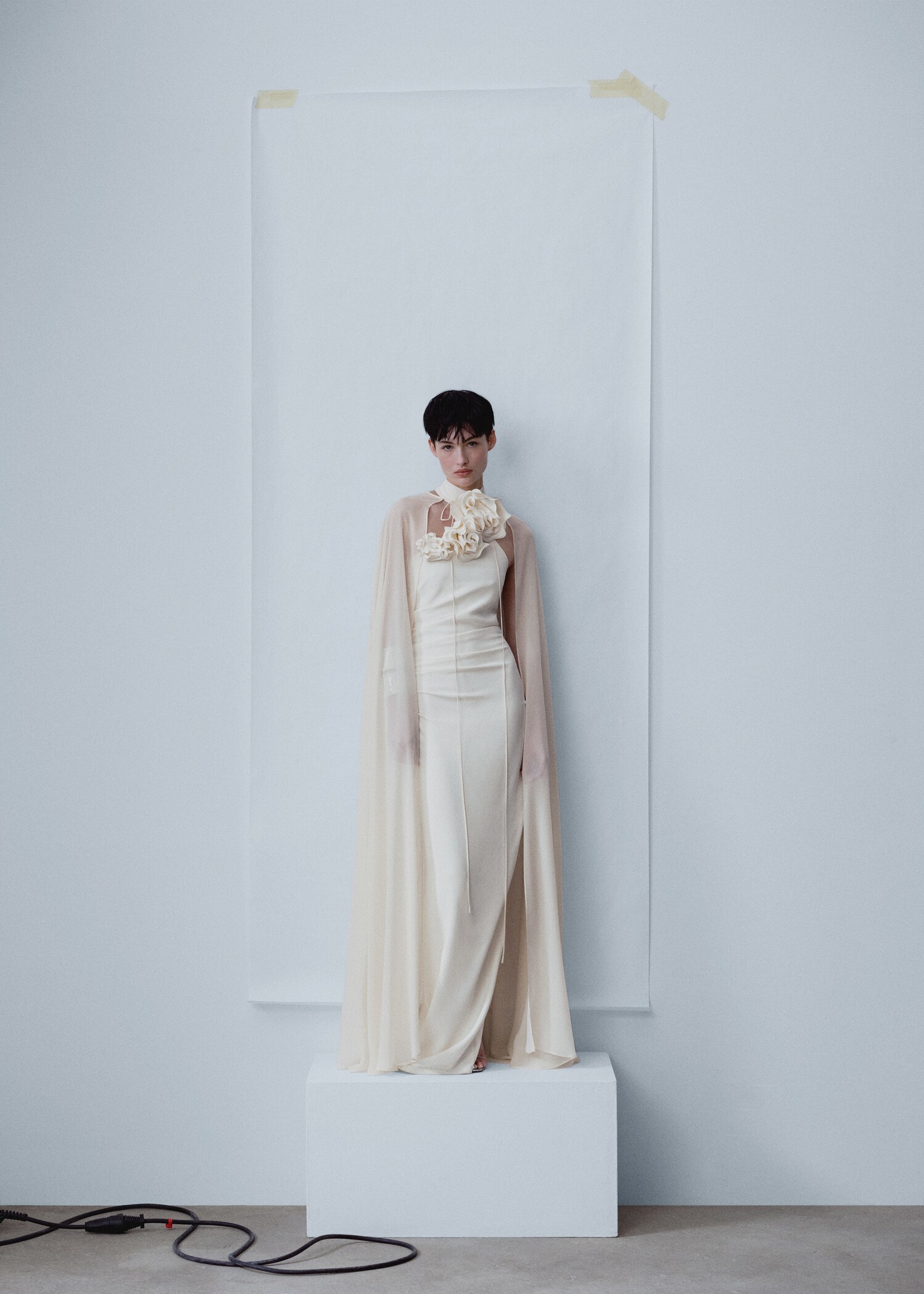 Long cape with tie zip - General plane