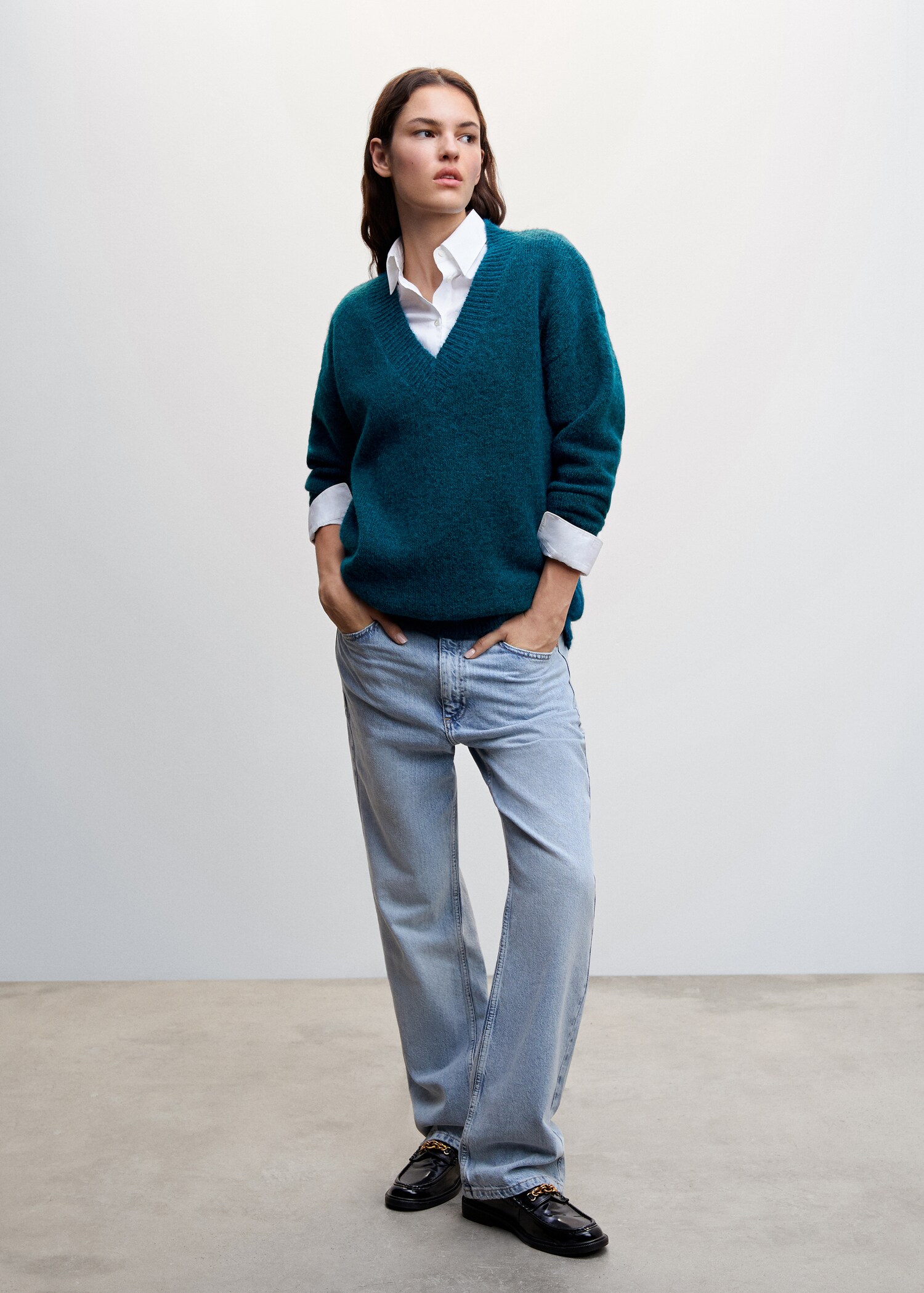 Chunky-knit V-neck sweater - General plane