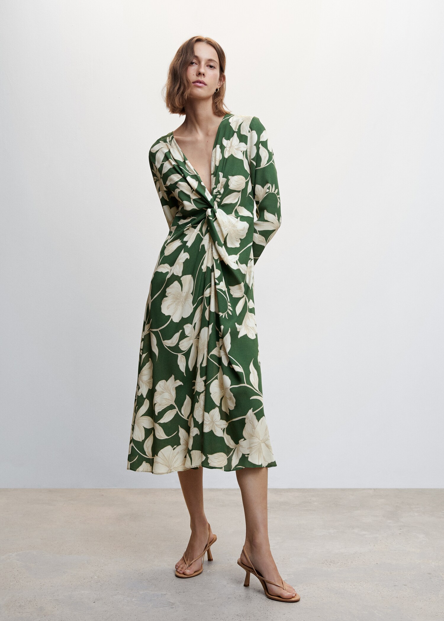 Vestido floral satinado - Plano general