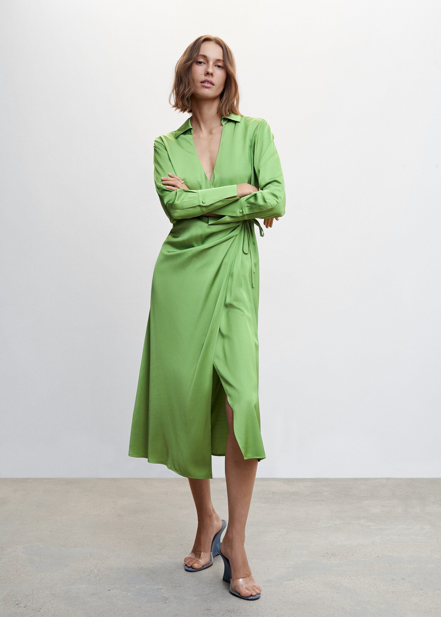 Vestido satinado drapeado - Plano general