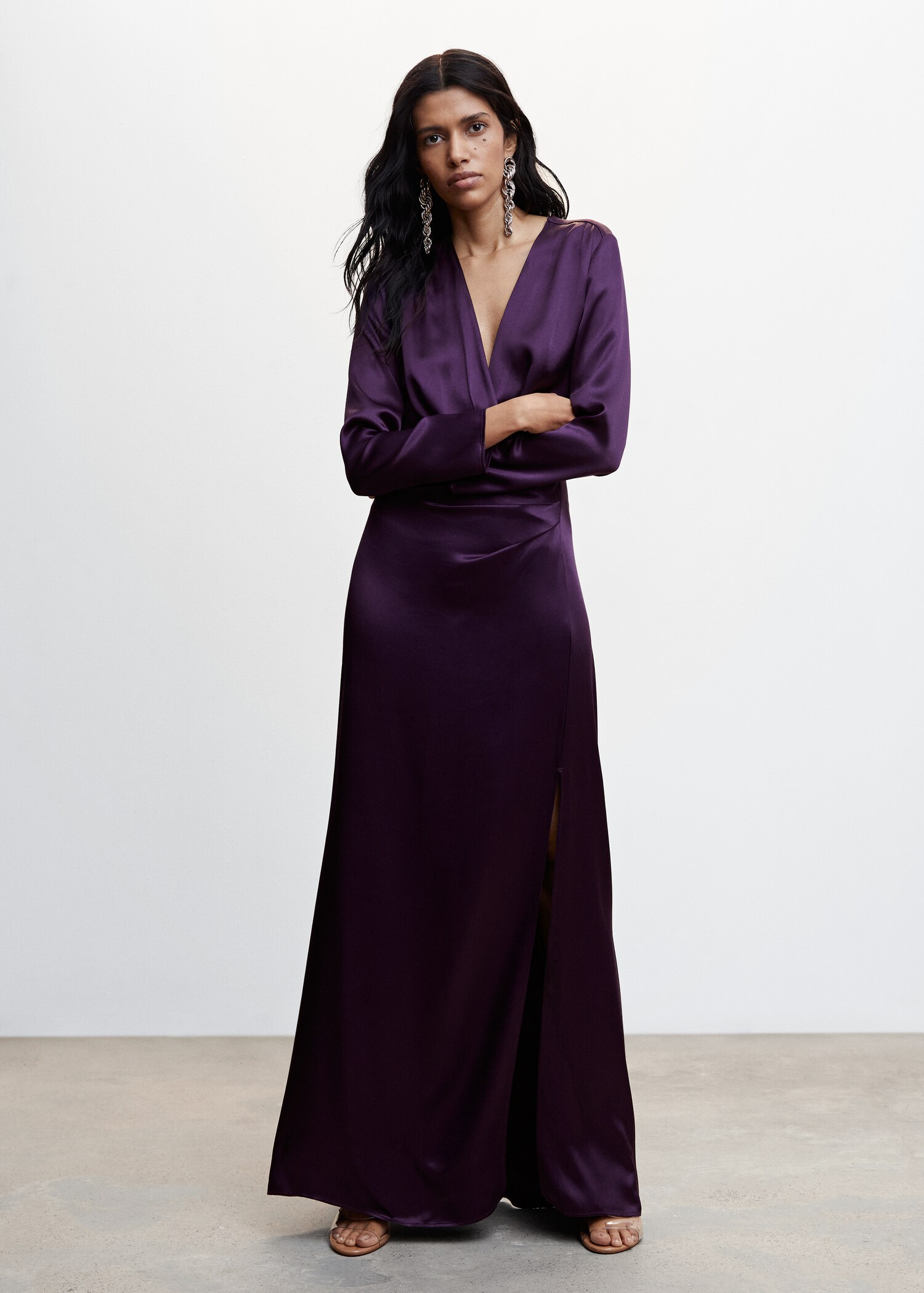 Vestido satinado cruzado - Plano general