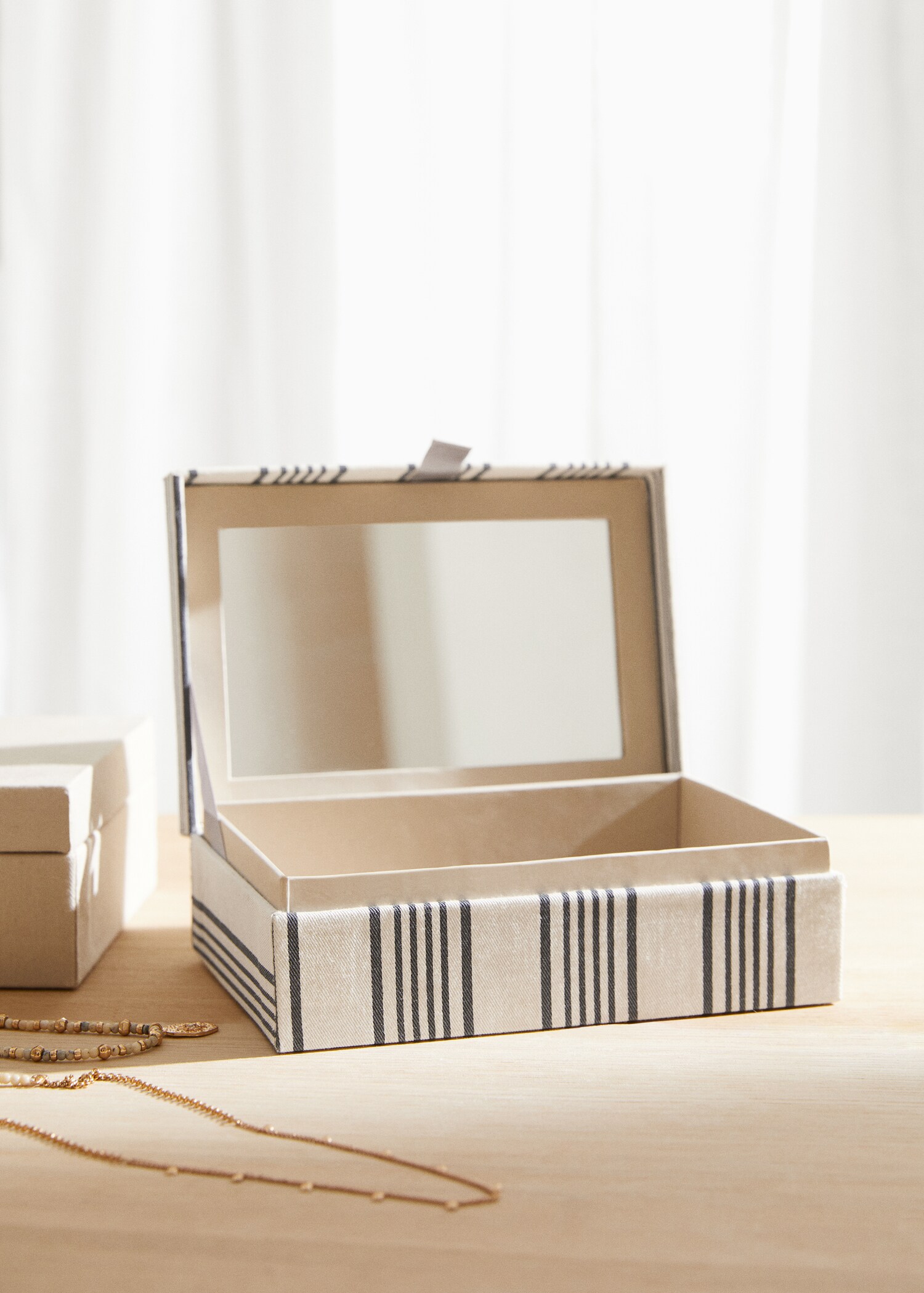 Striped jewellery box - General plane