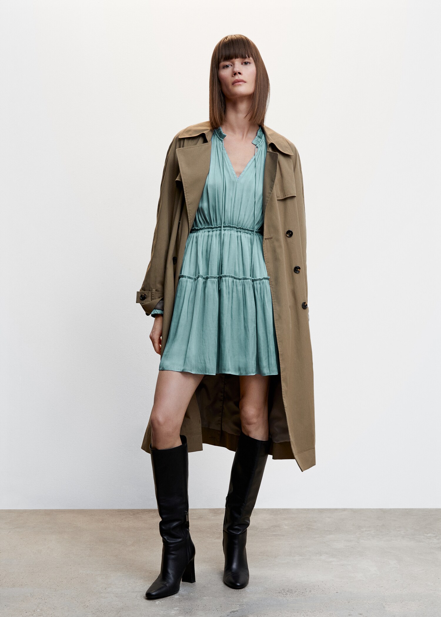 Vestido satinado volantes - Plano general