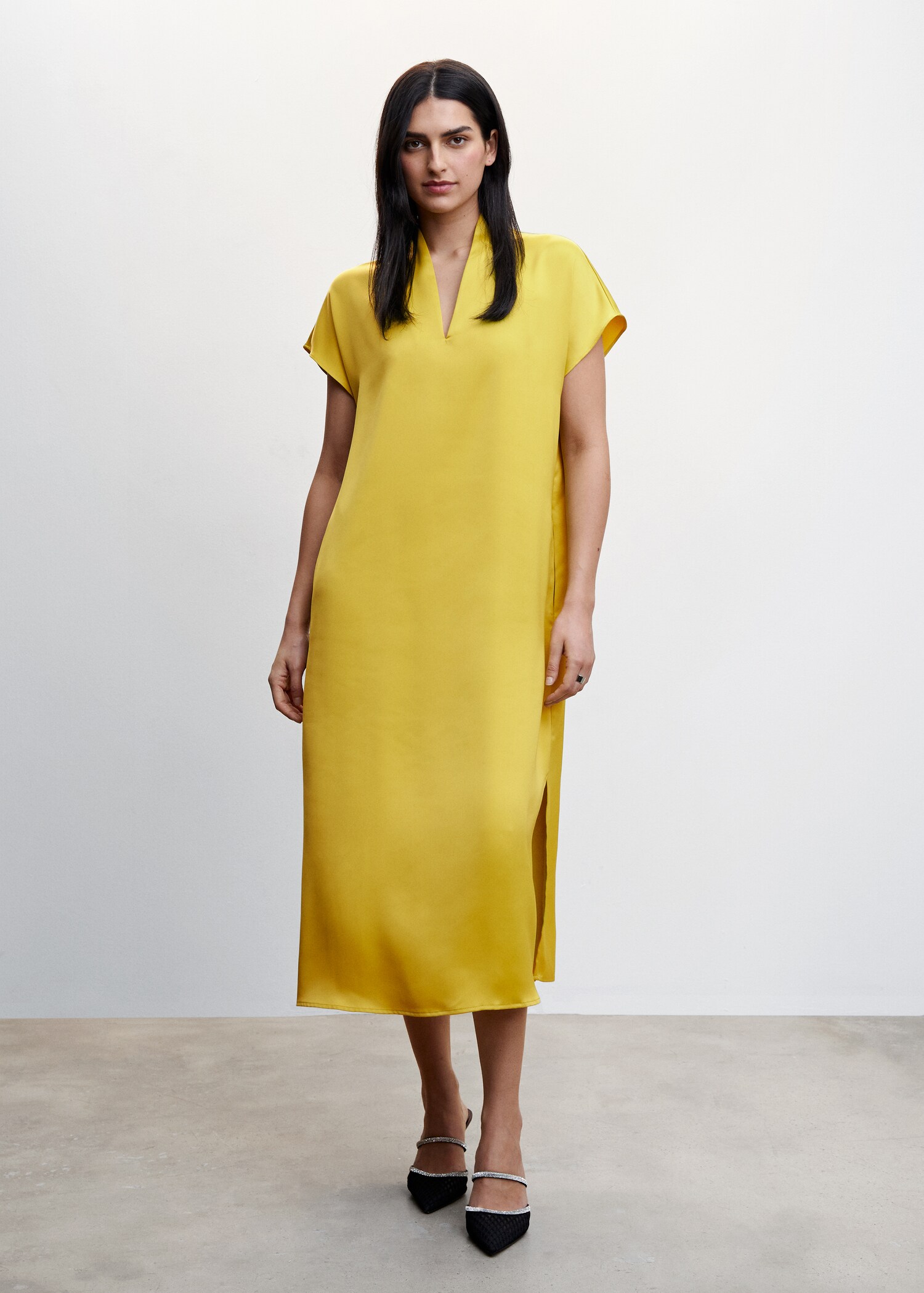 Side-slit satin dress - General plane