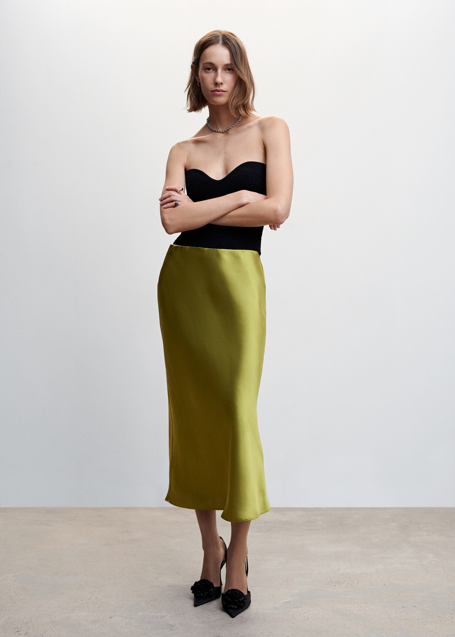 Falda midi satinada - Plano general