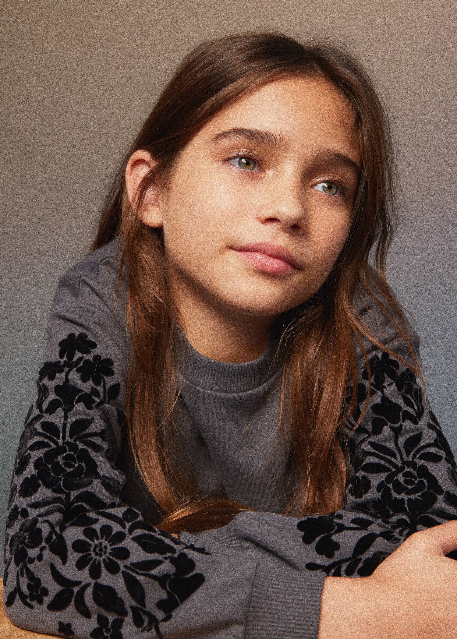 Gemustertes Sweatshirt mit Samtdetails - Allgemeine Ansicht