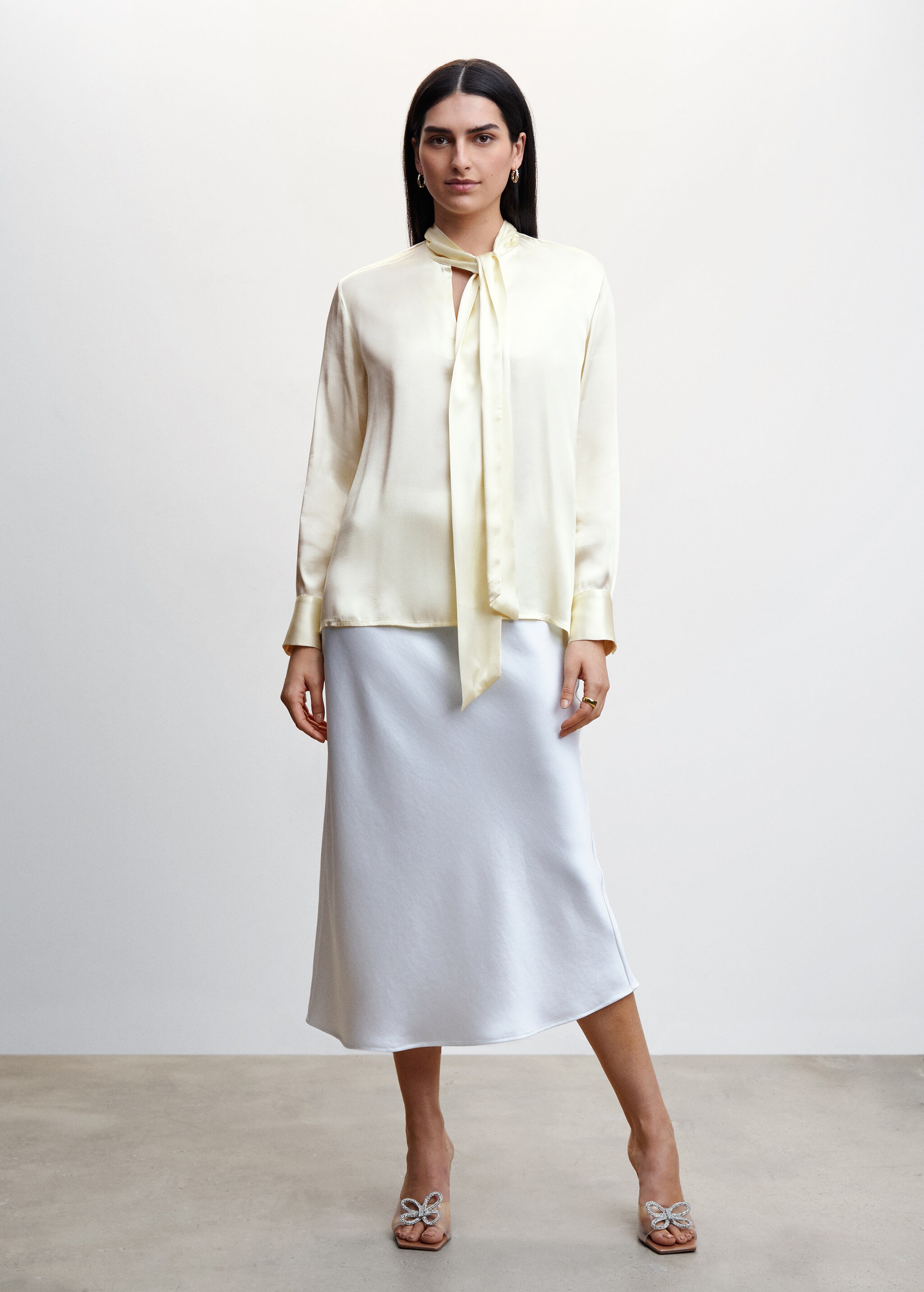 Satin blouse with bow collar - Plan general