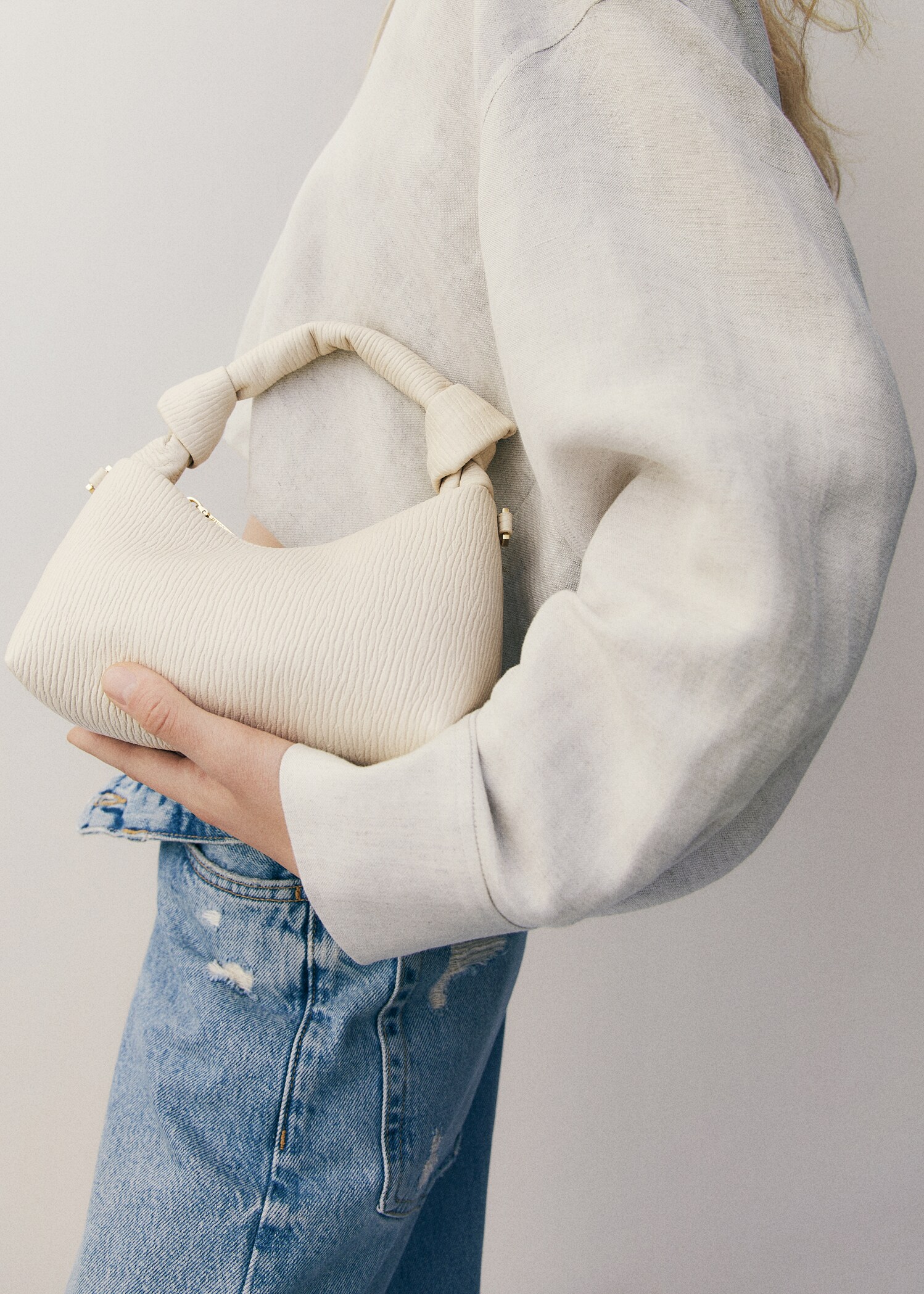 Textured knot handle bag - General plane