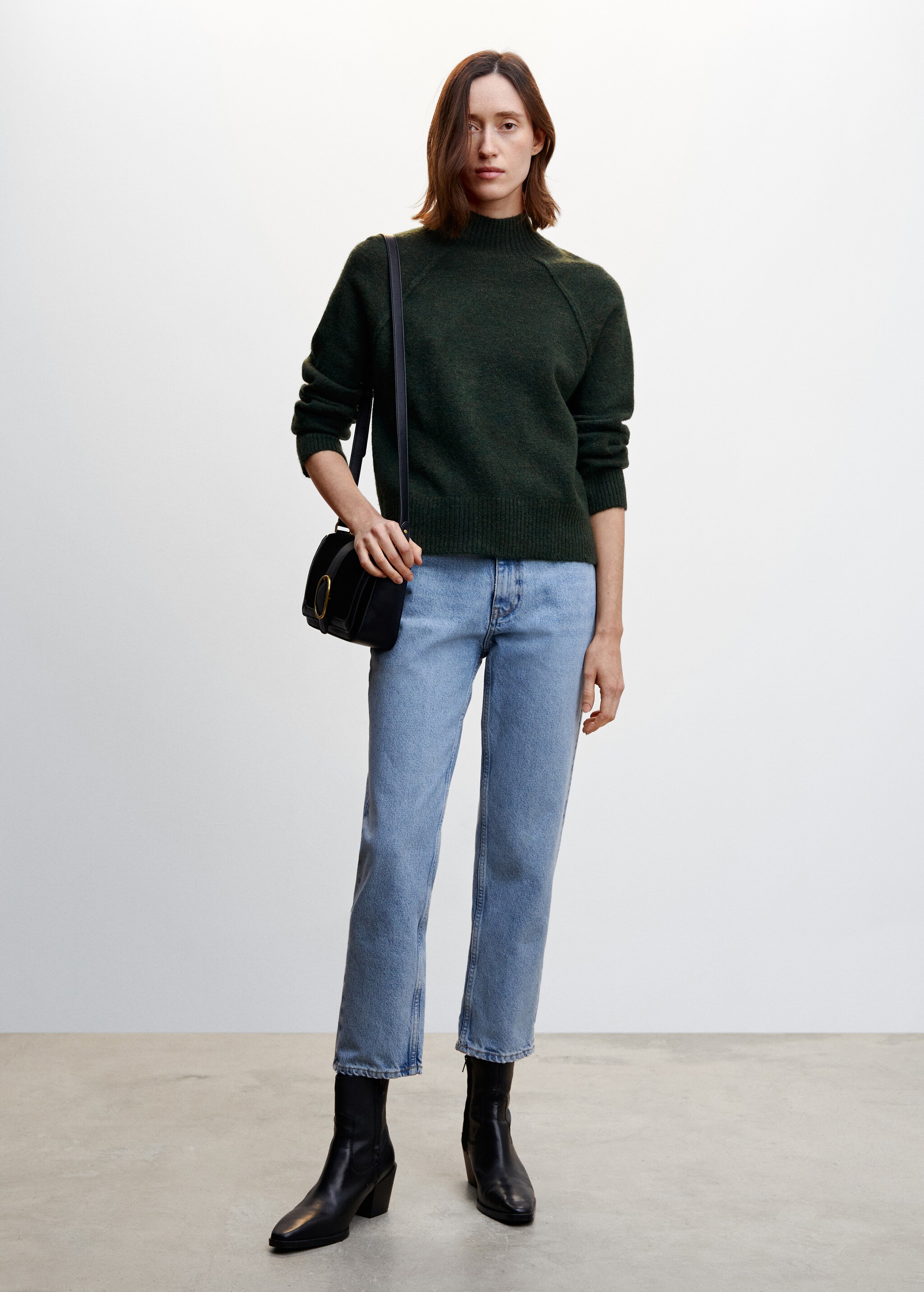 Turtleneck sweater with seams - General plane