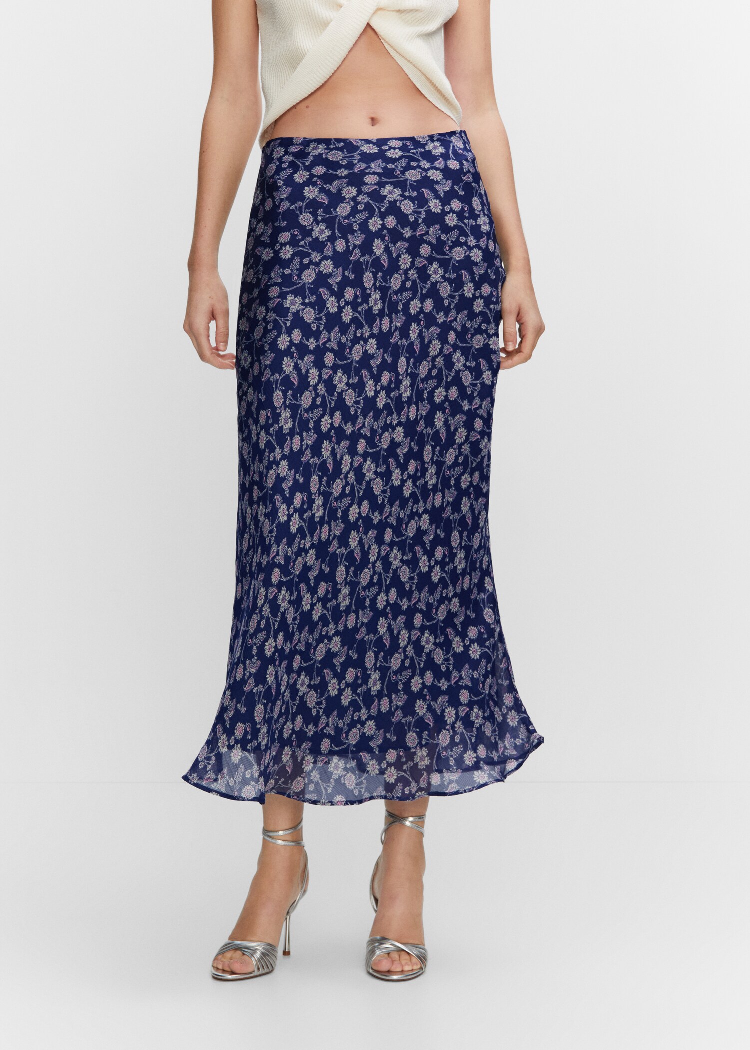 Falda larga floral - Plano medio